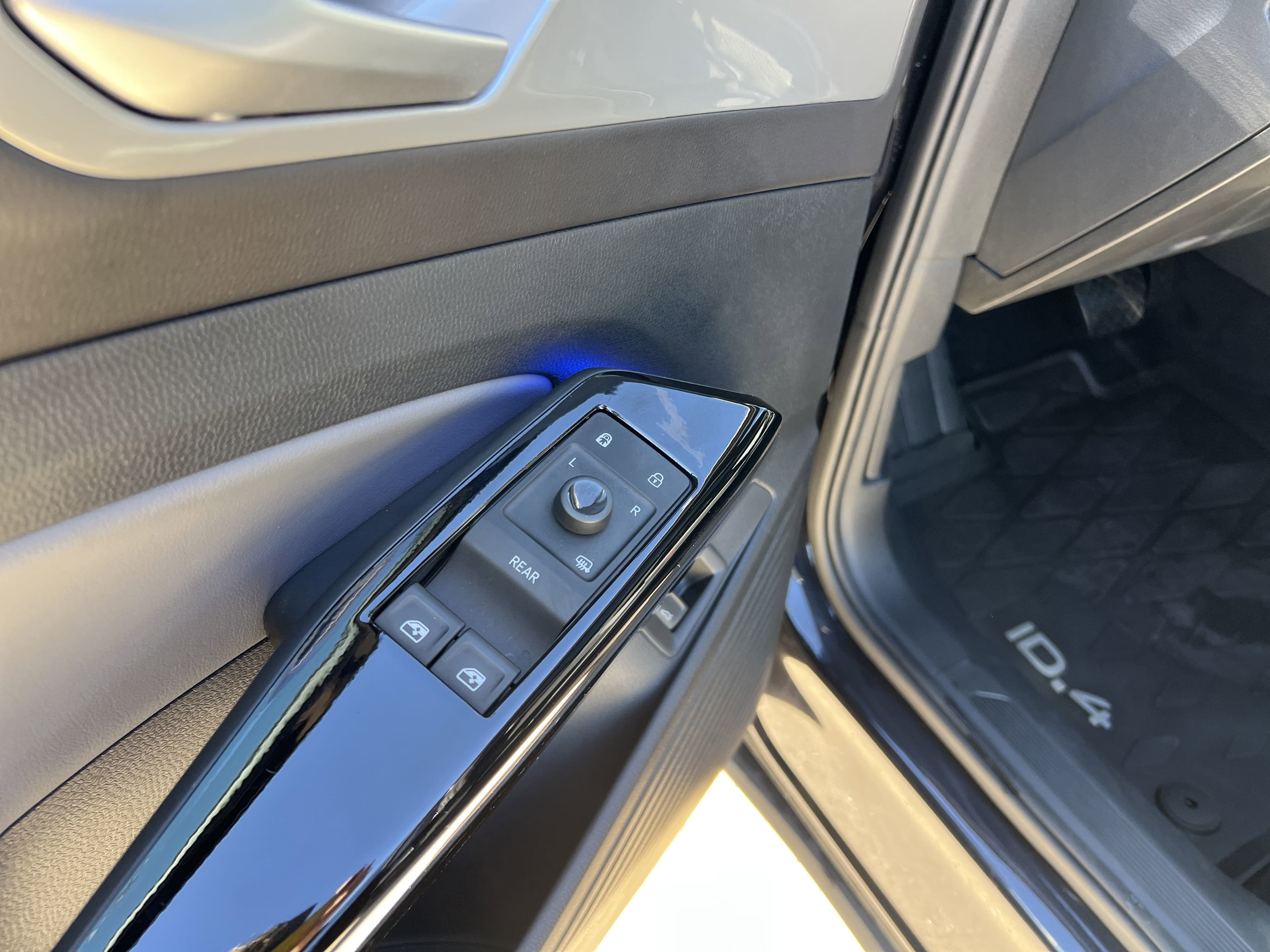 Vehicle photo 12