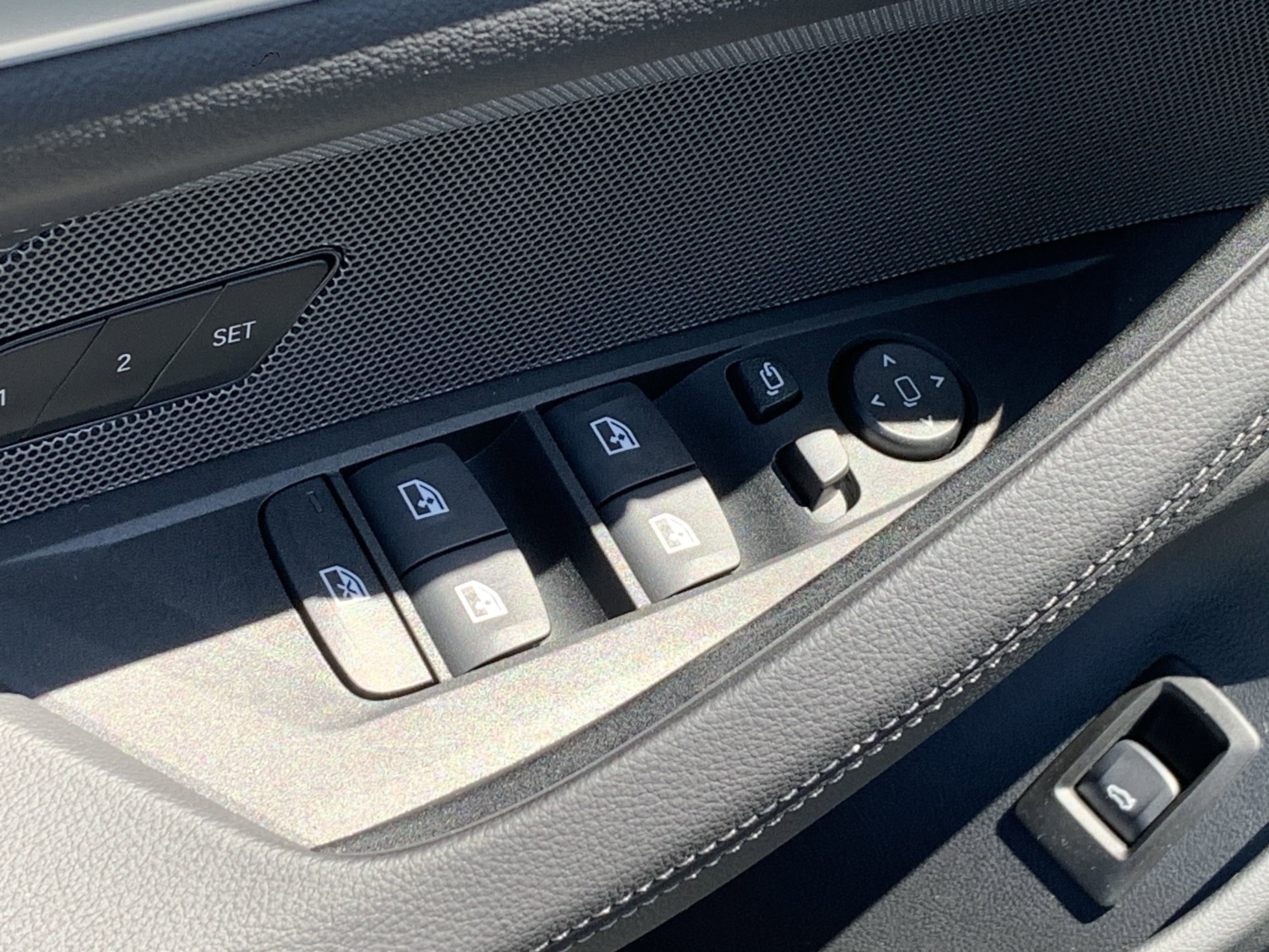 Vehicle photo 12