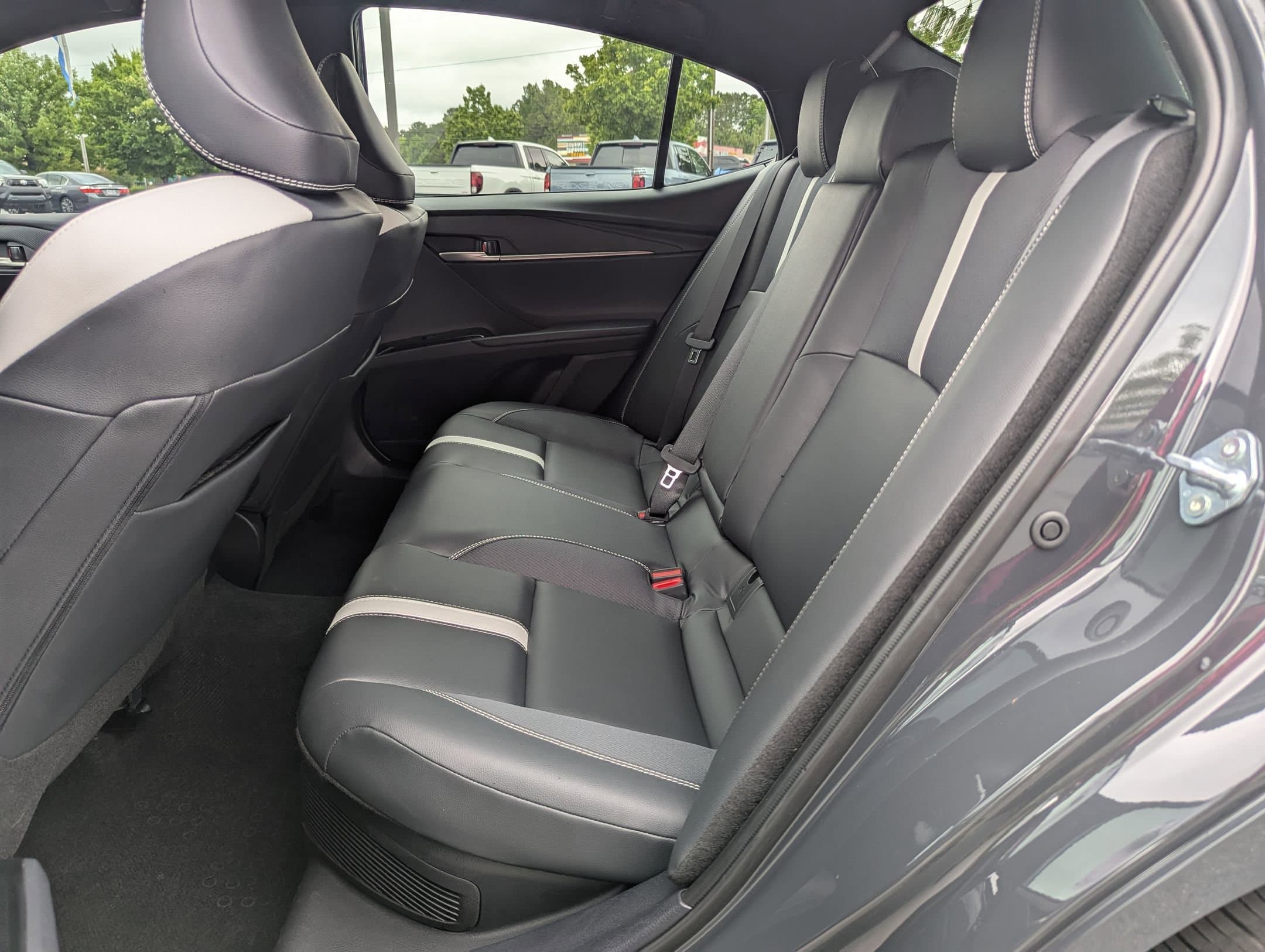 Vehicle photo 28