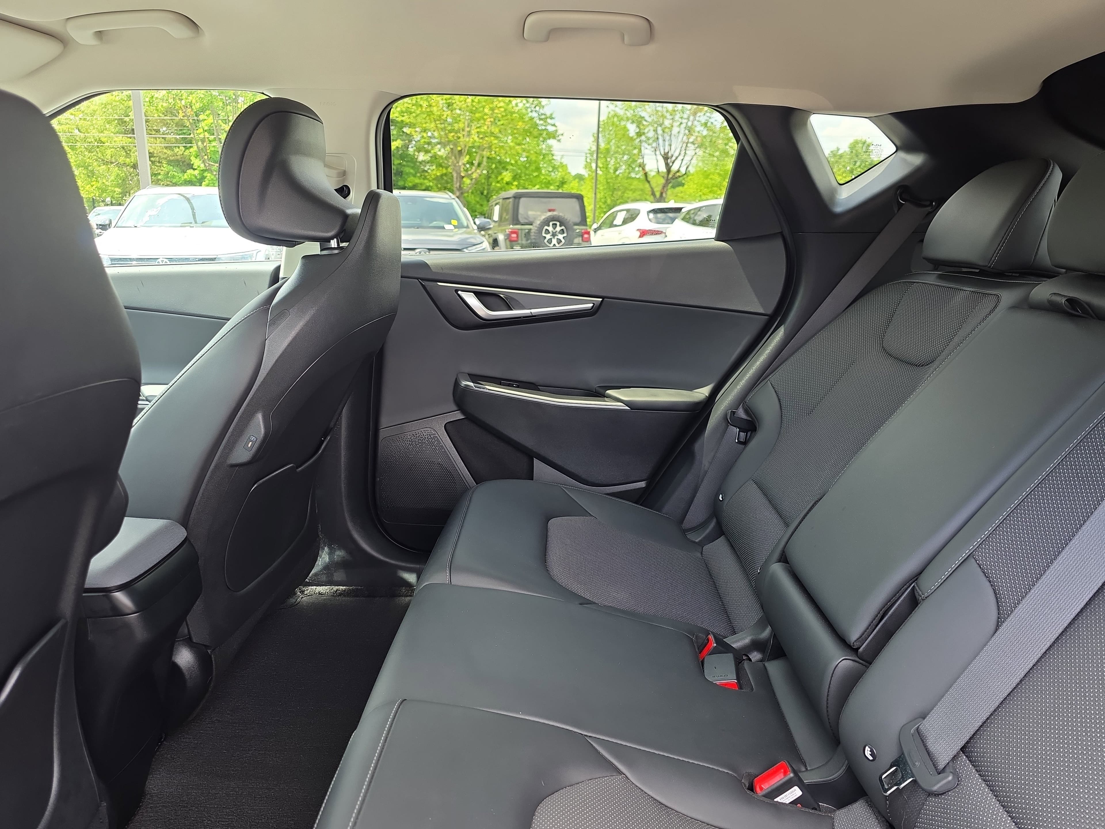 Vehicle photo 28