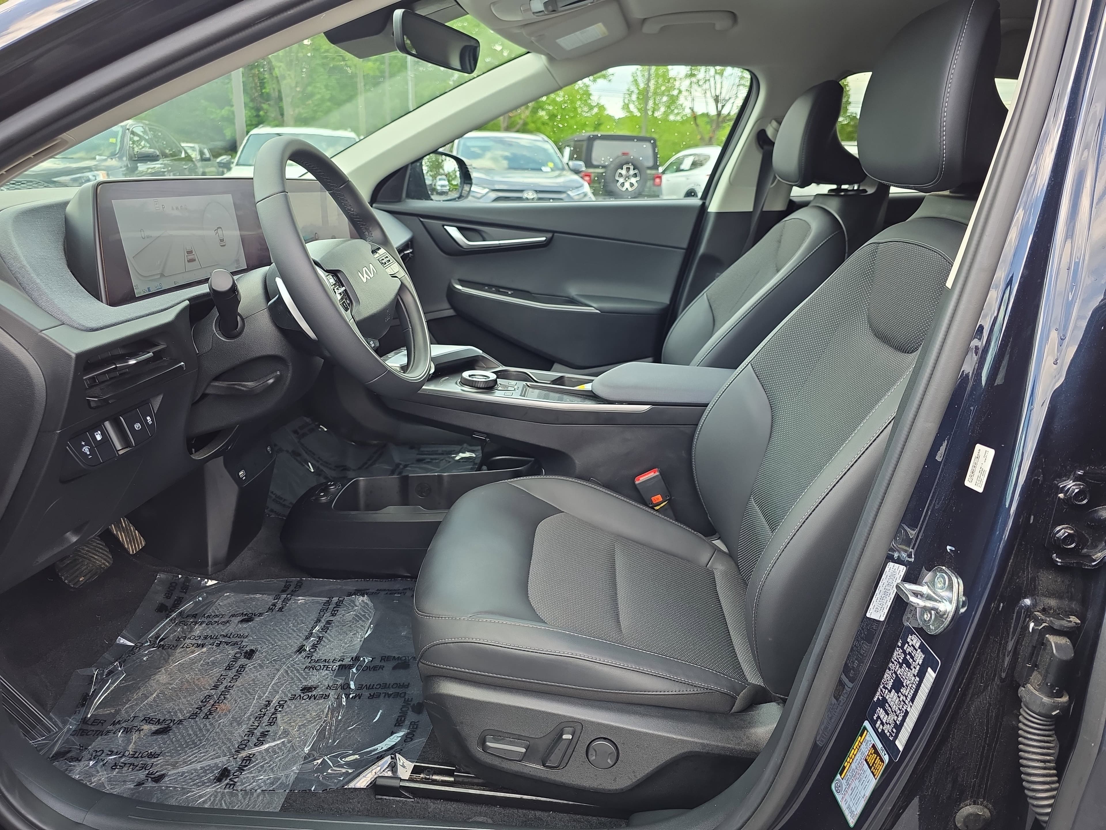 Vehicle photo 14