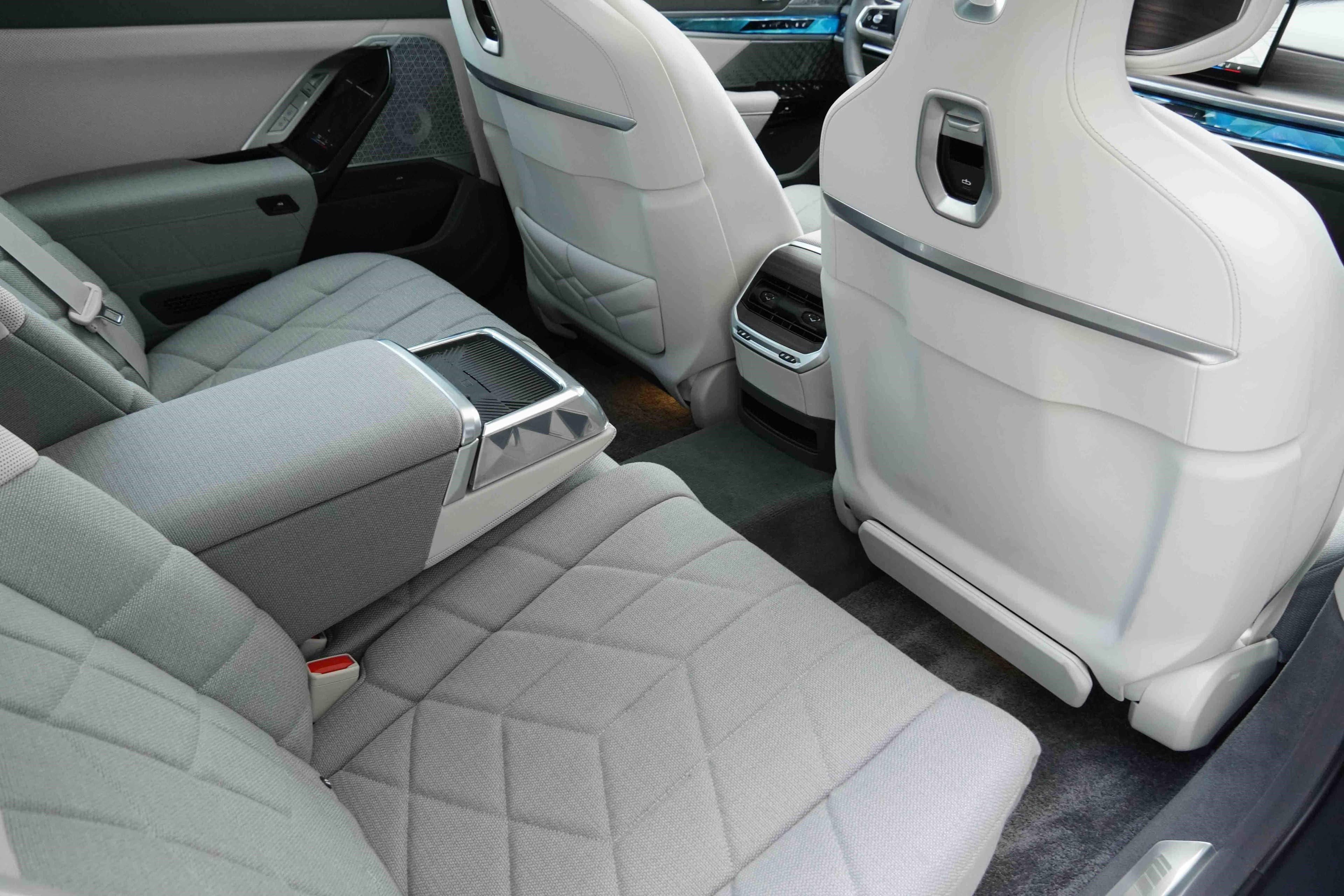 Vehicle photo 27