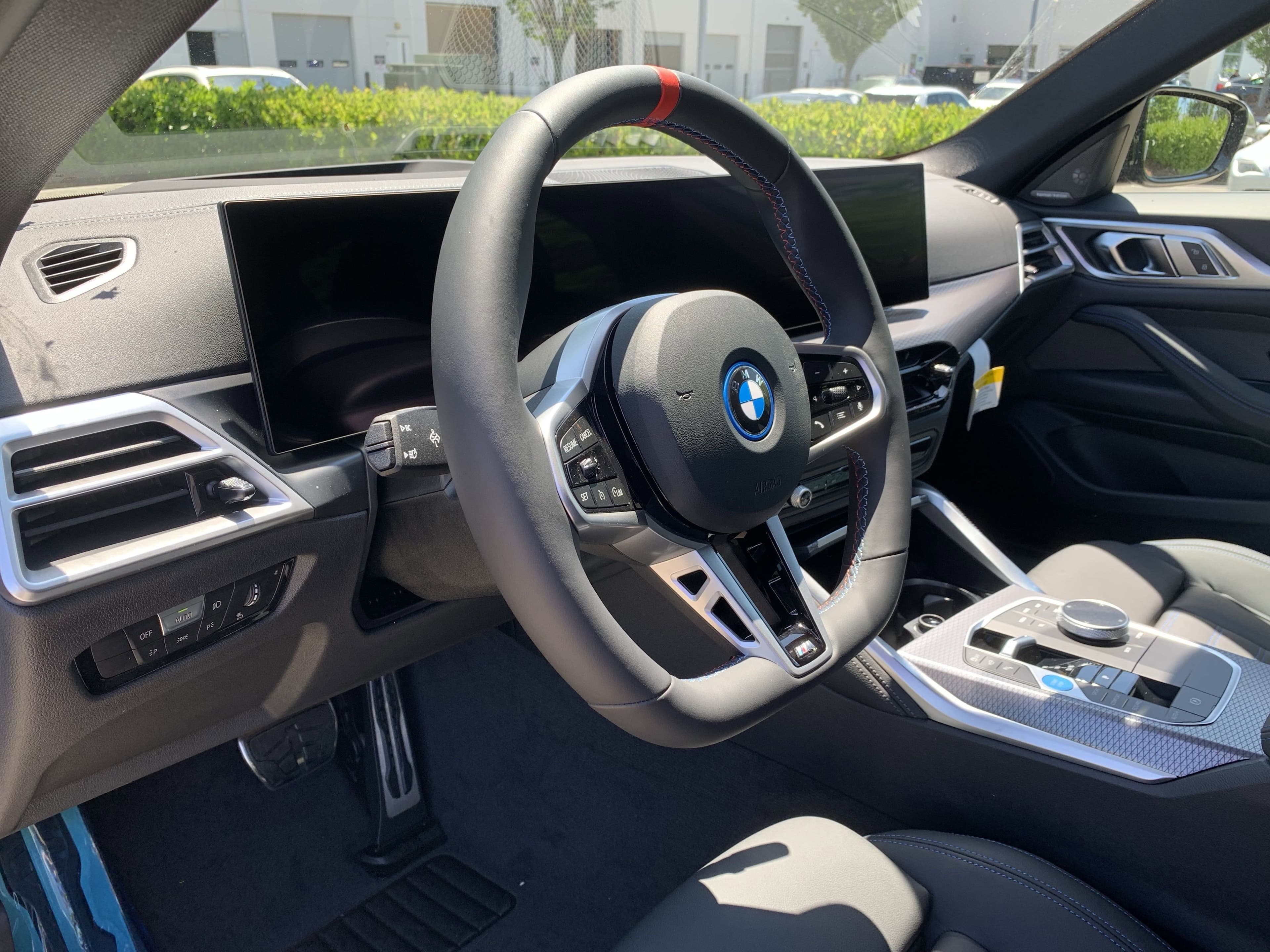 Vehicle photo 14