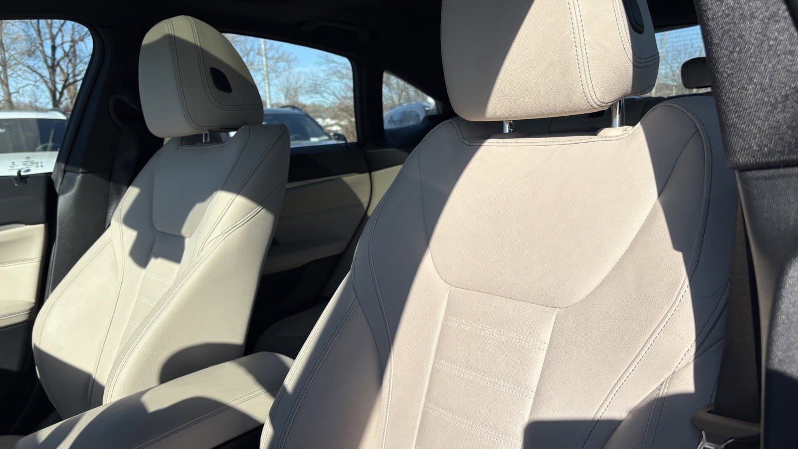 Vehicle photo 13