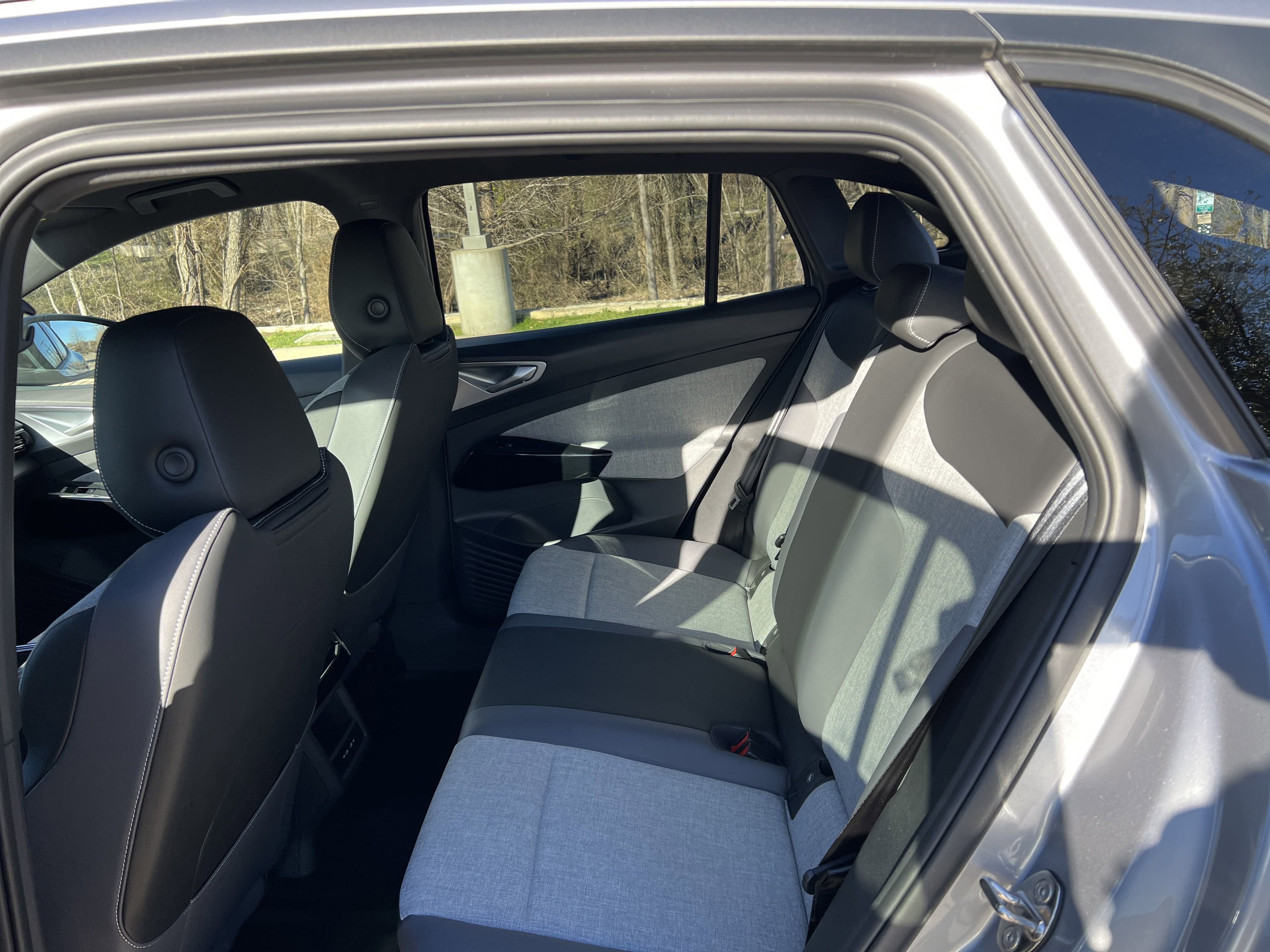 Vehicle photo 28