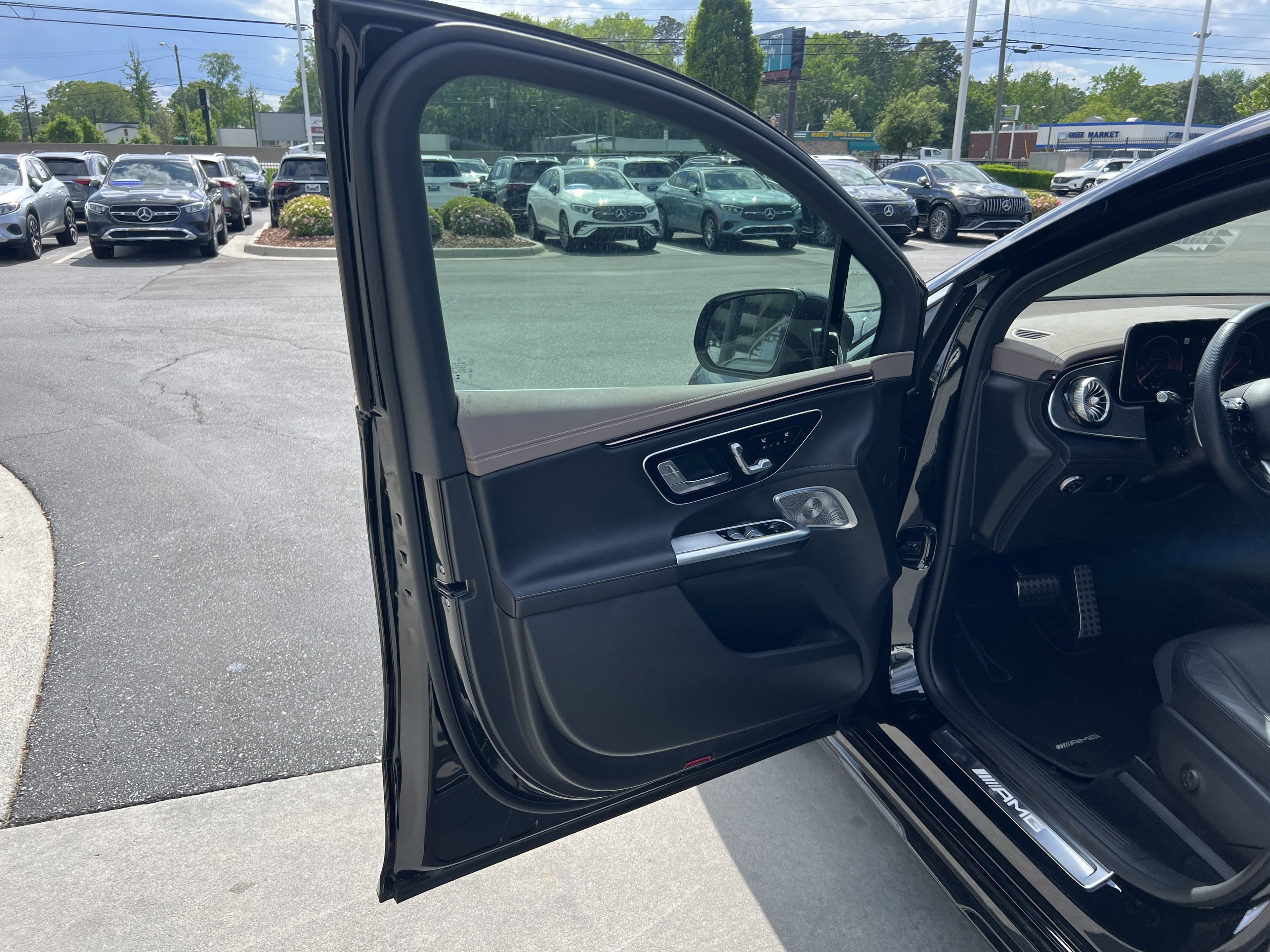 Vehicle photo 12