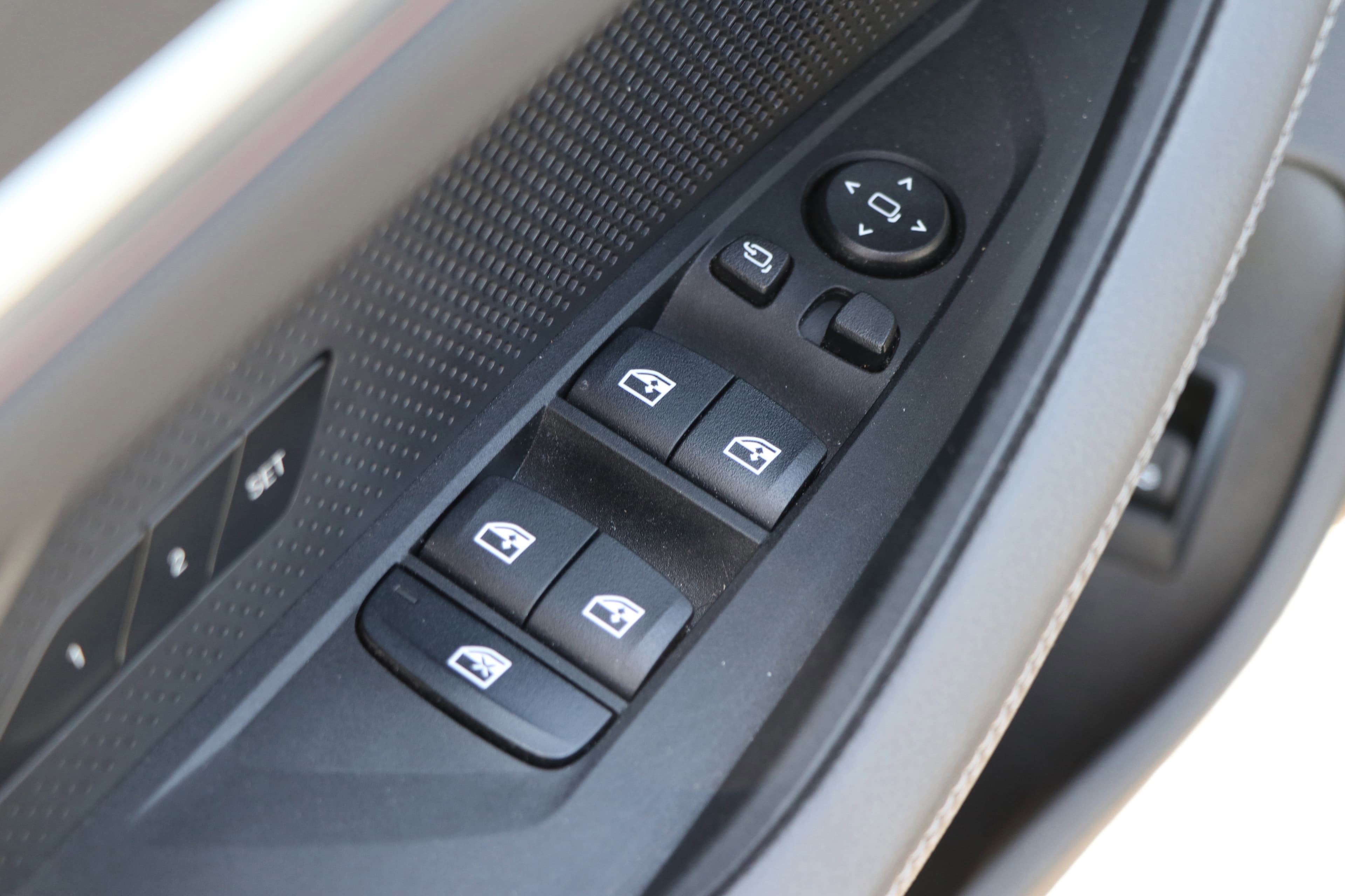 Vehicle photo 25