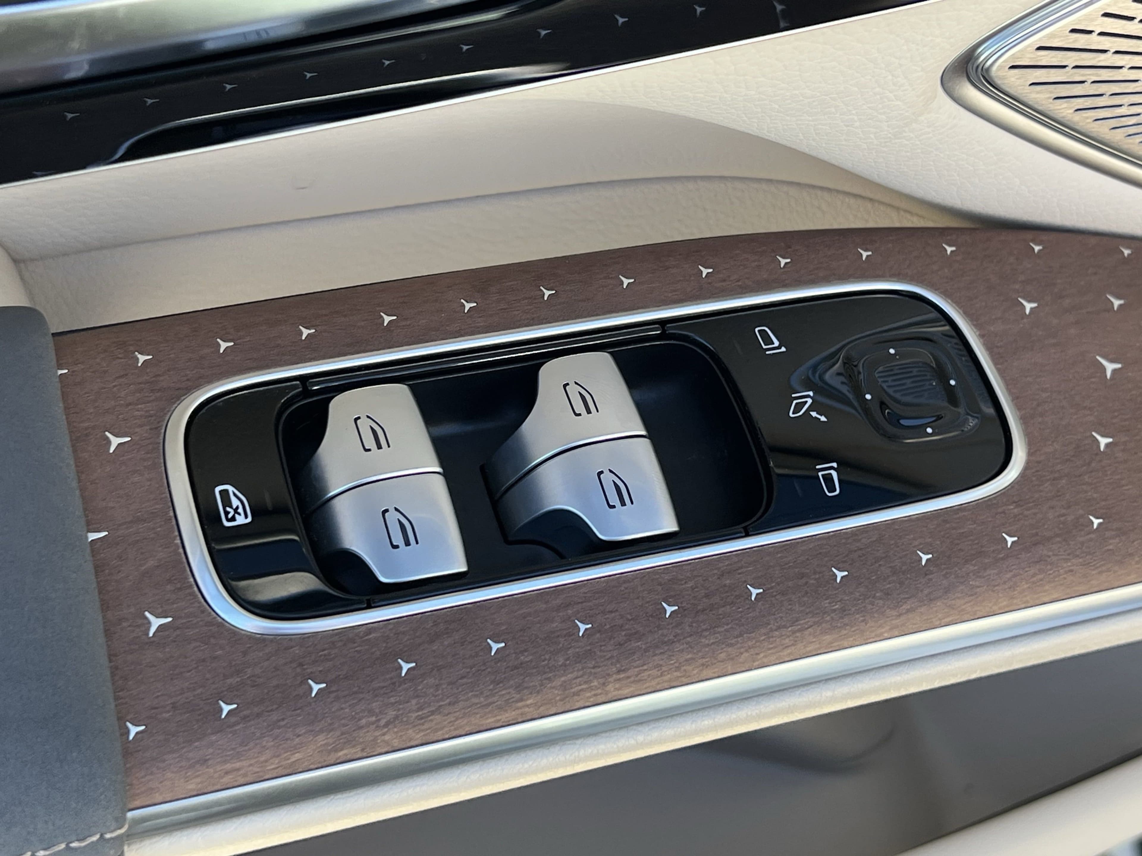 Vehicle photo 13