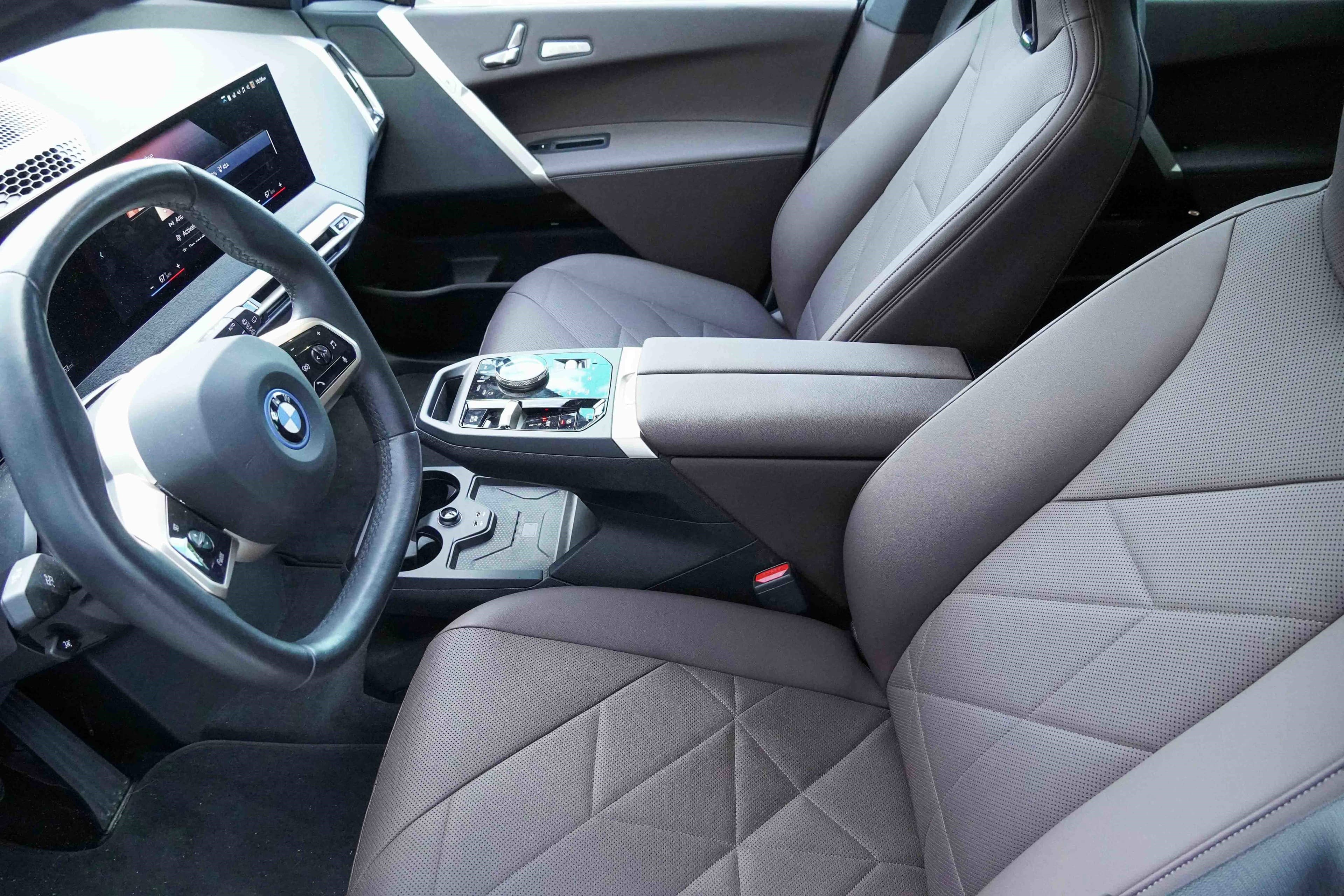 Vehicle photo 9