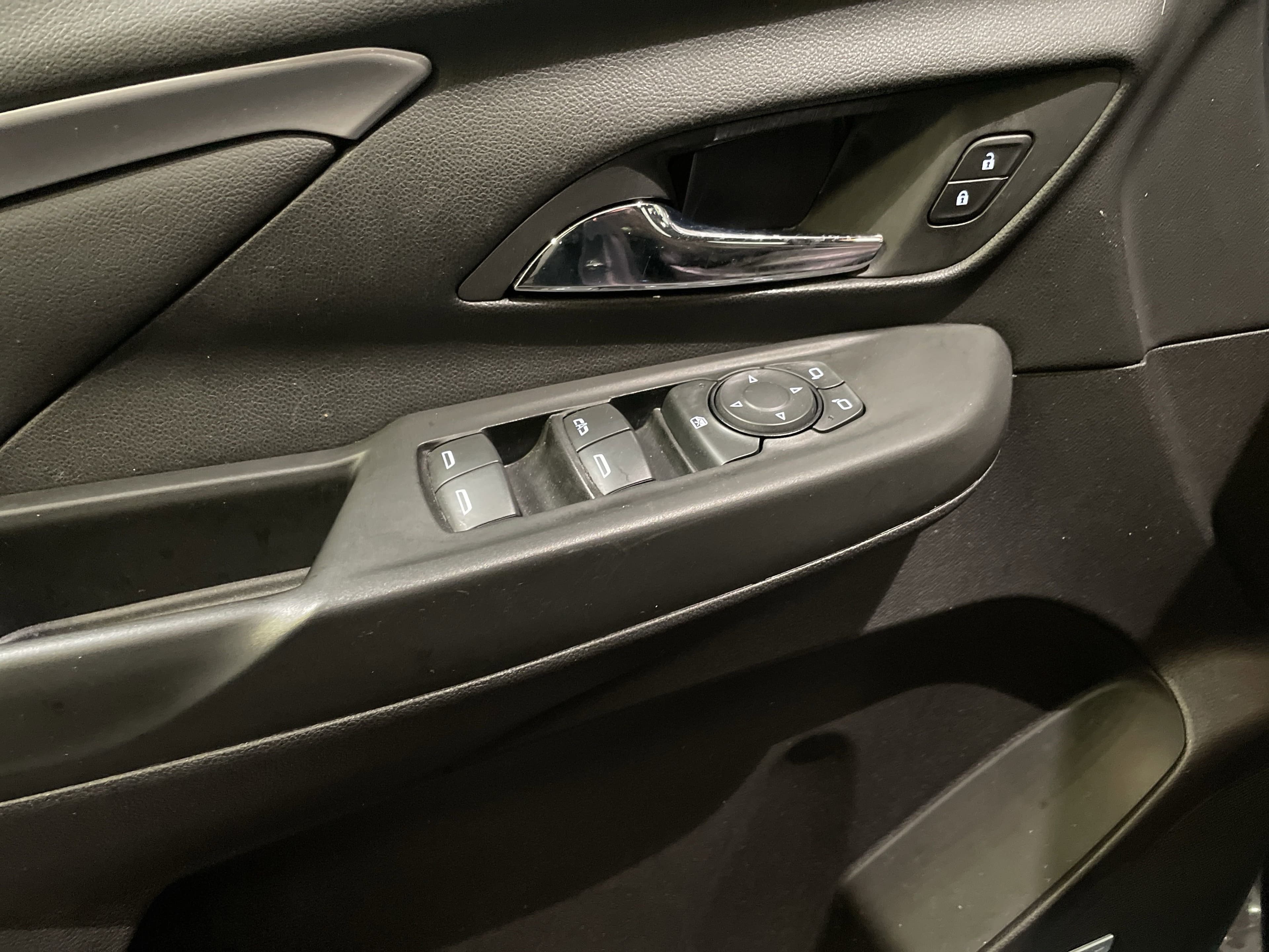 Vehicle photo 13