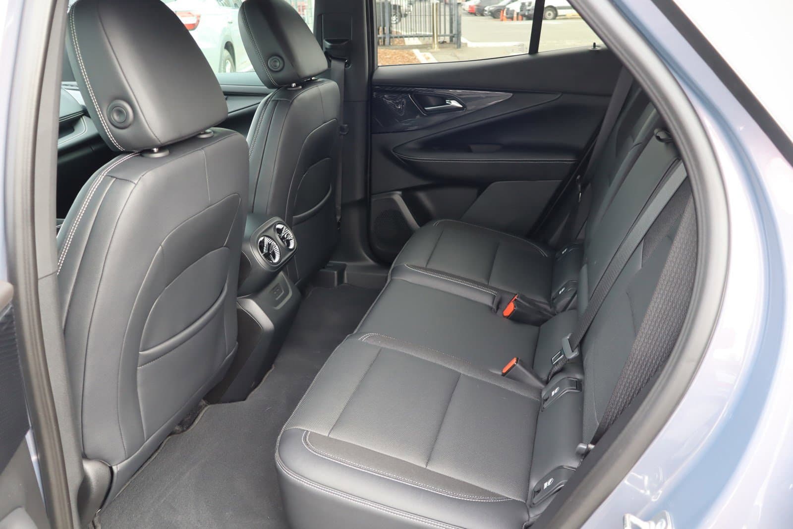 Vehicle photo 30