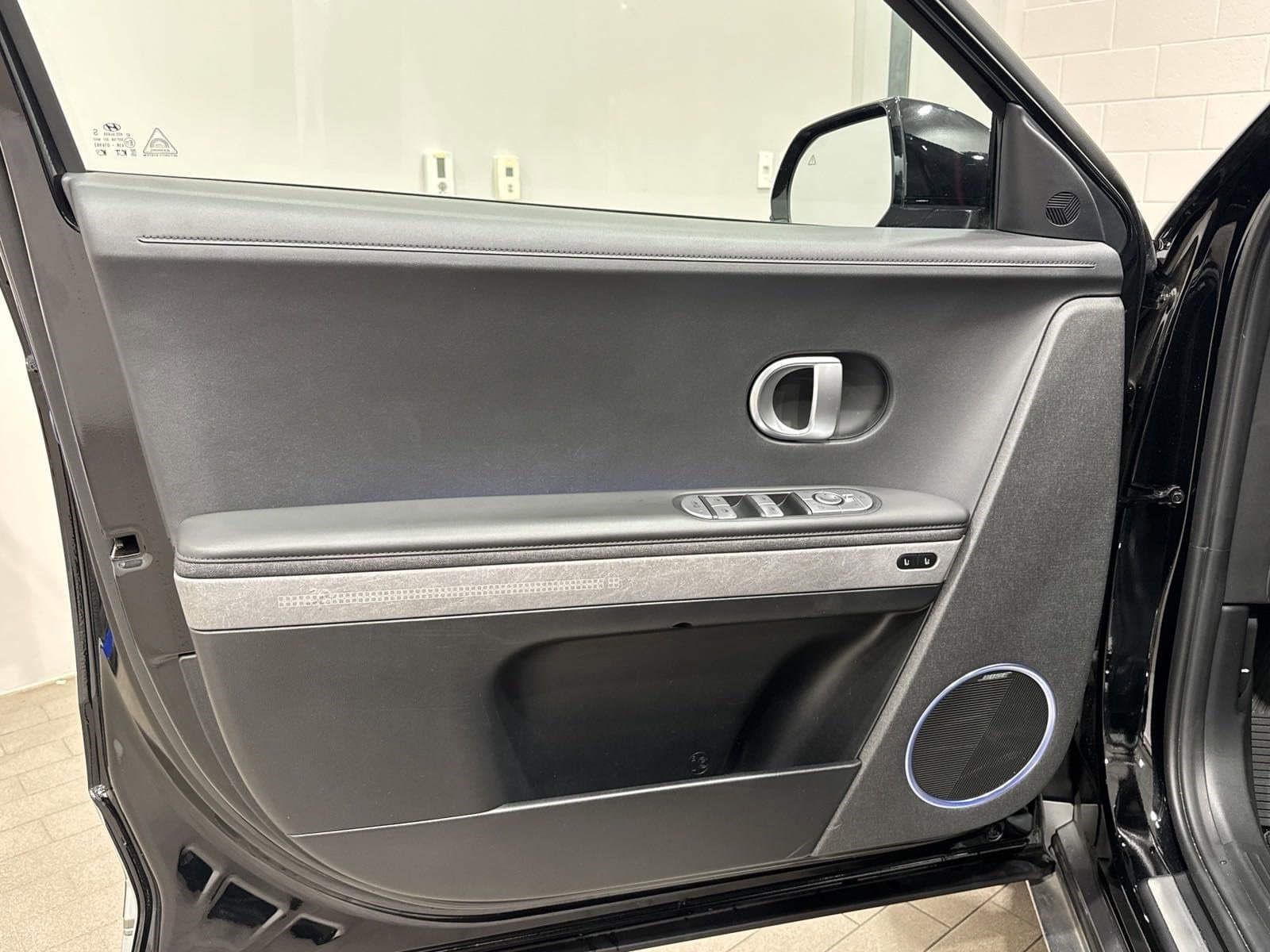 Vehicle photo 13