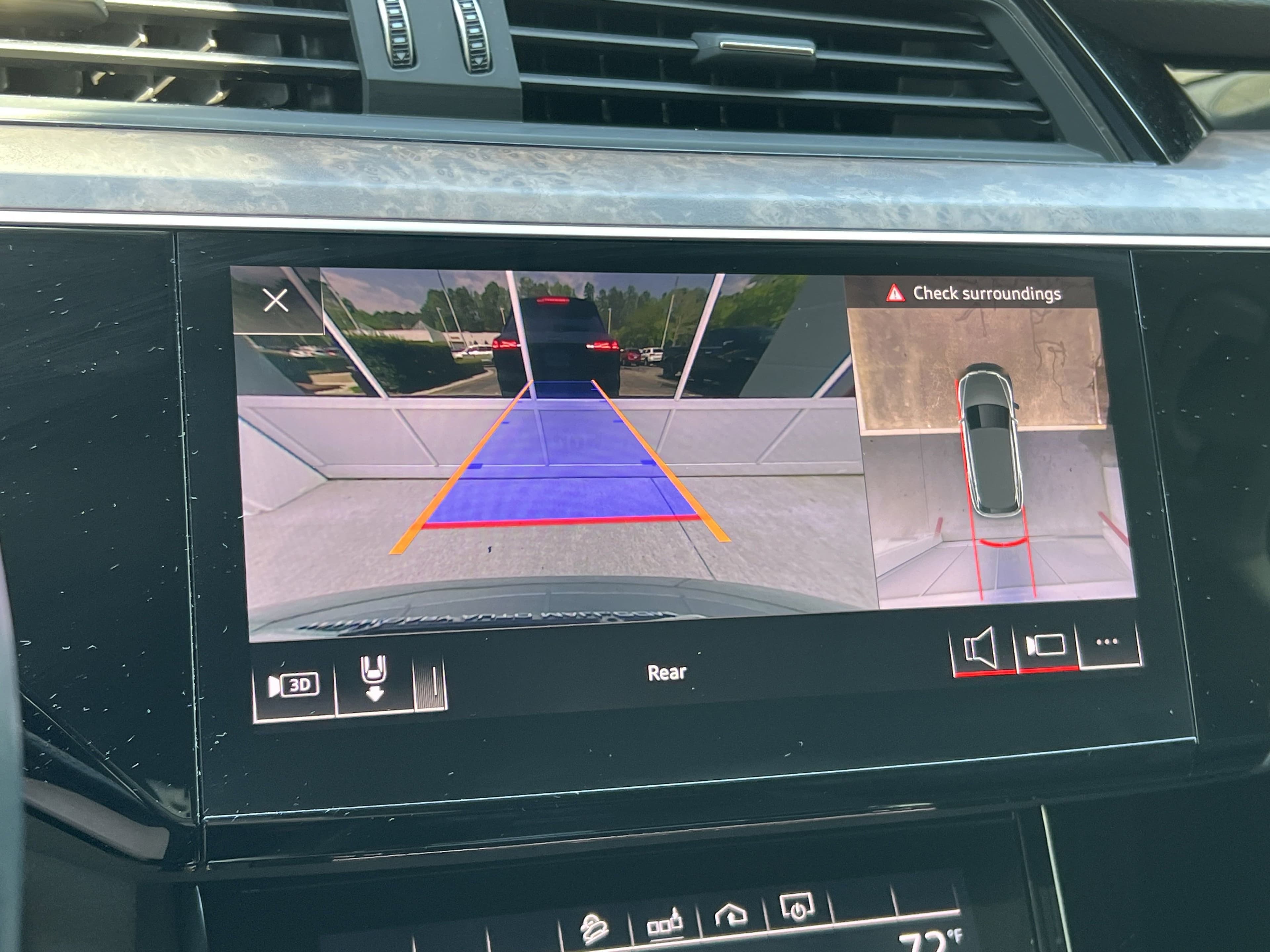 Vehicle photo 23