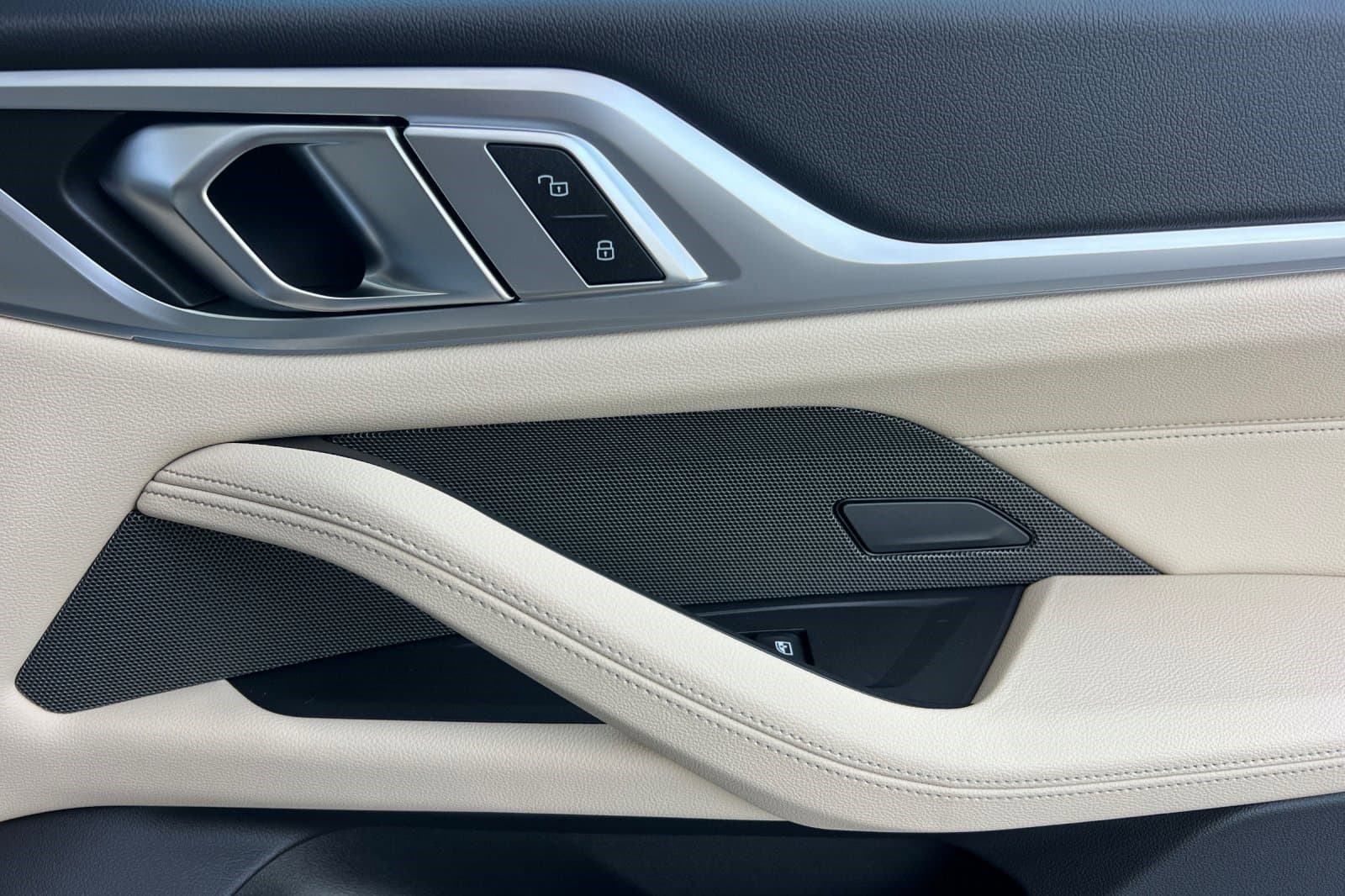 Vehicle photo 19