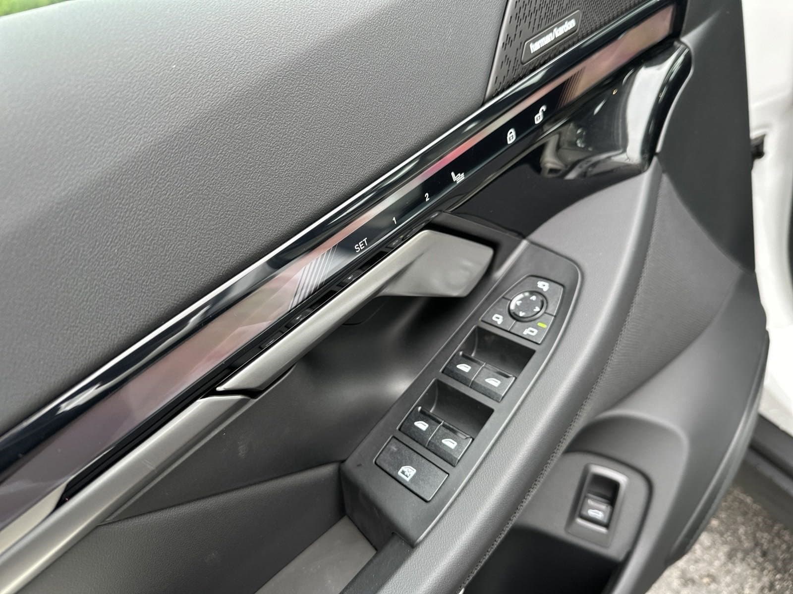 Vehicle photo 12