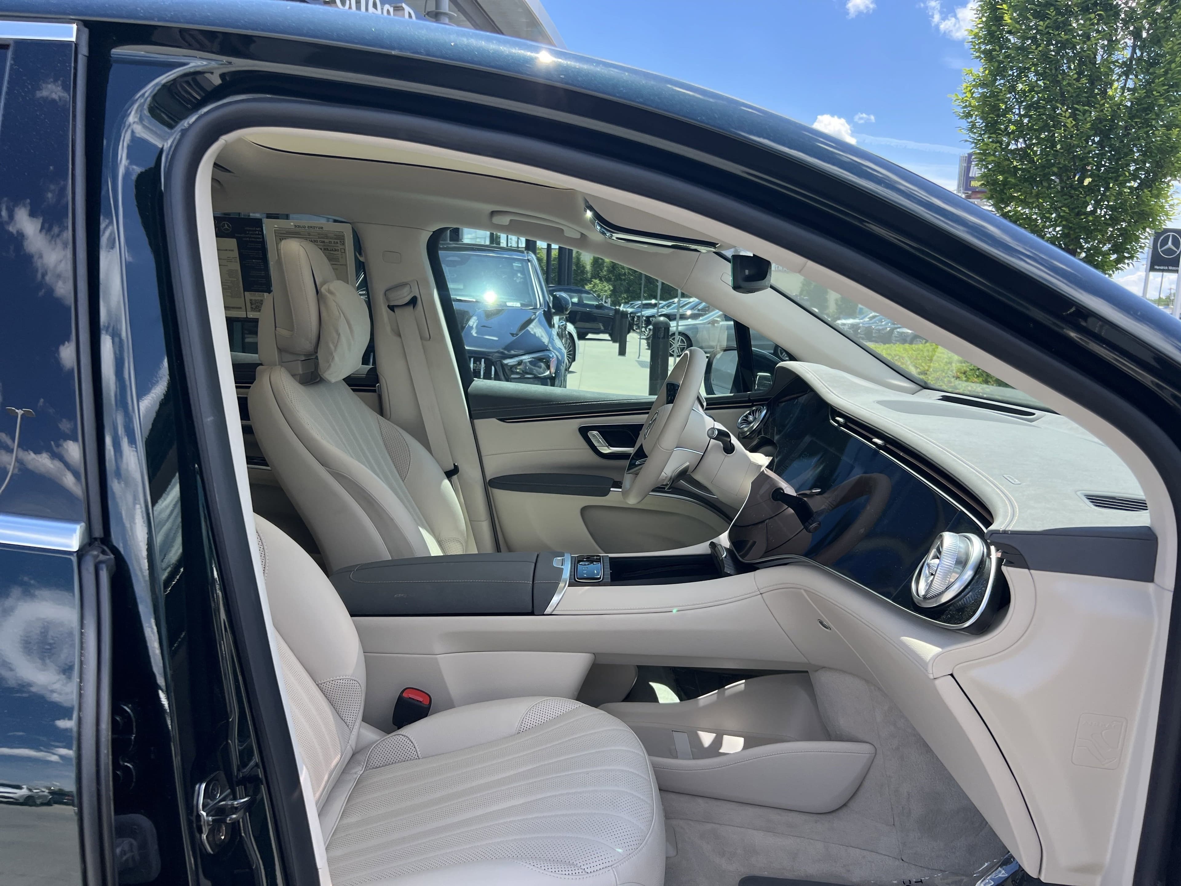 Vehicle photo 33