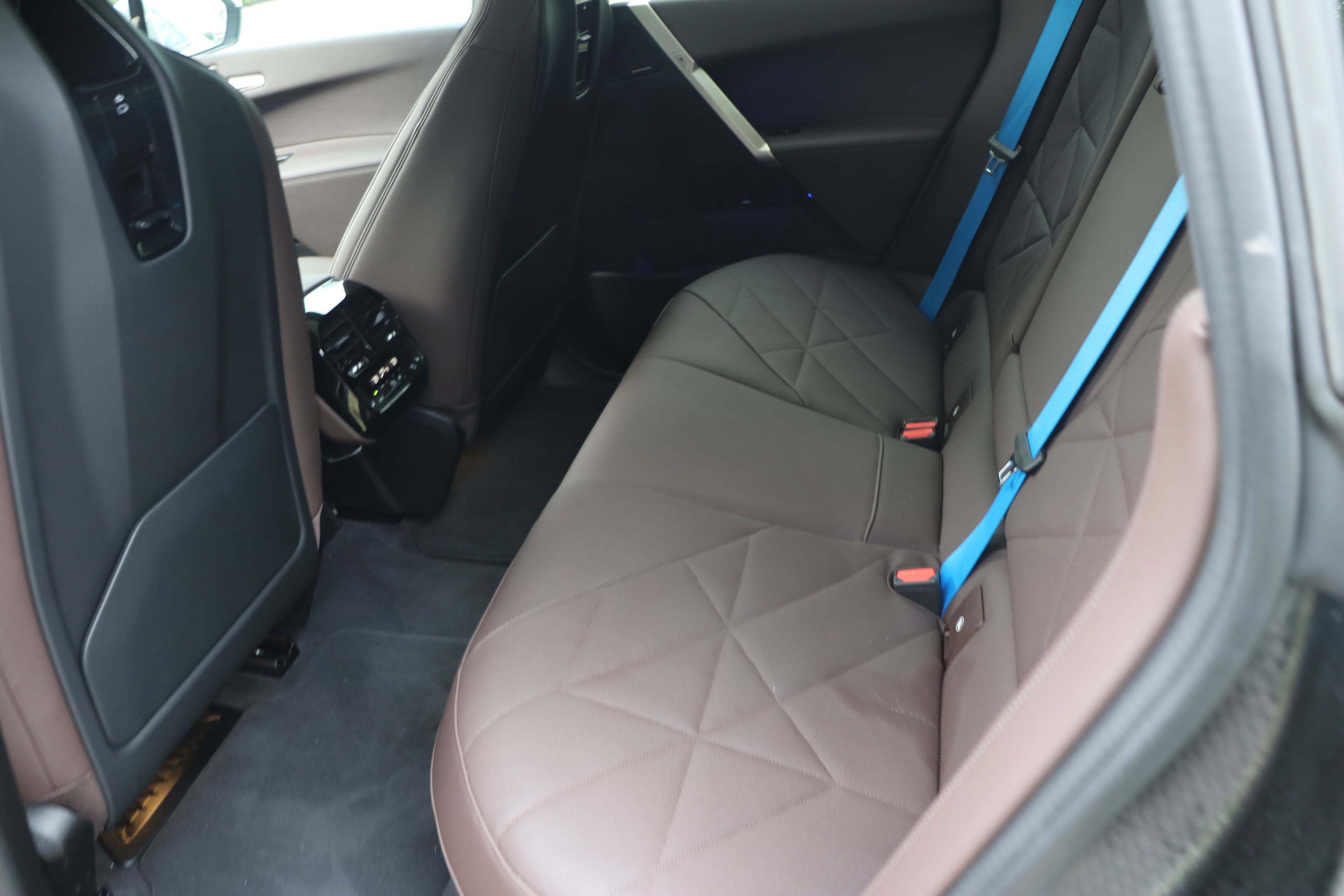 Vehicle photo 33