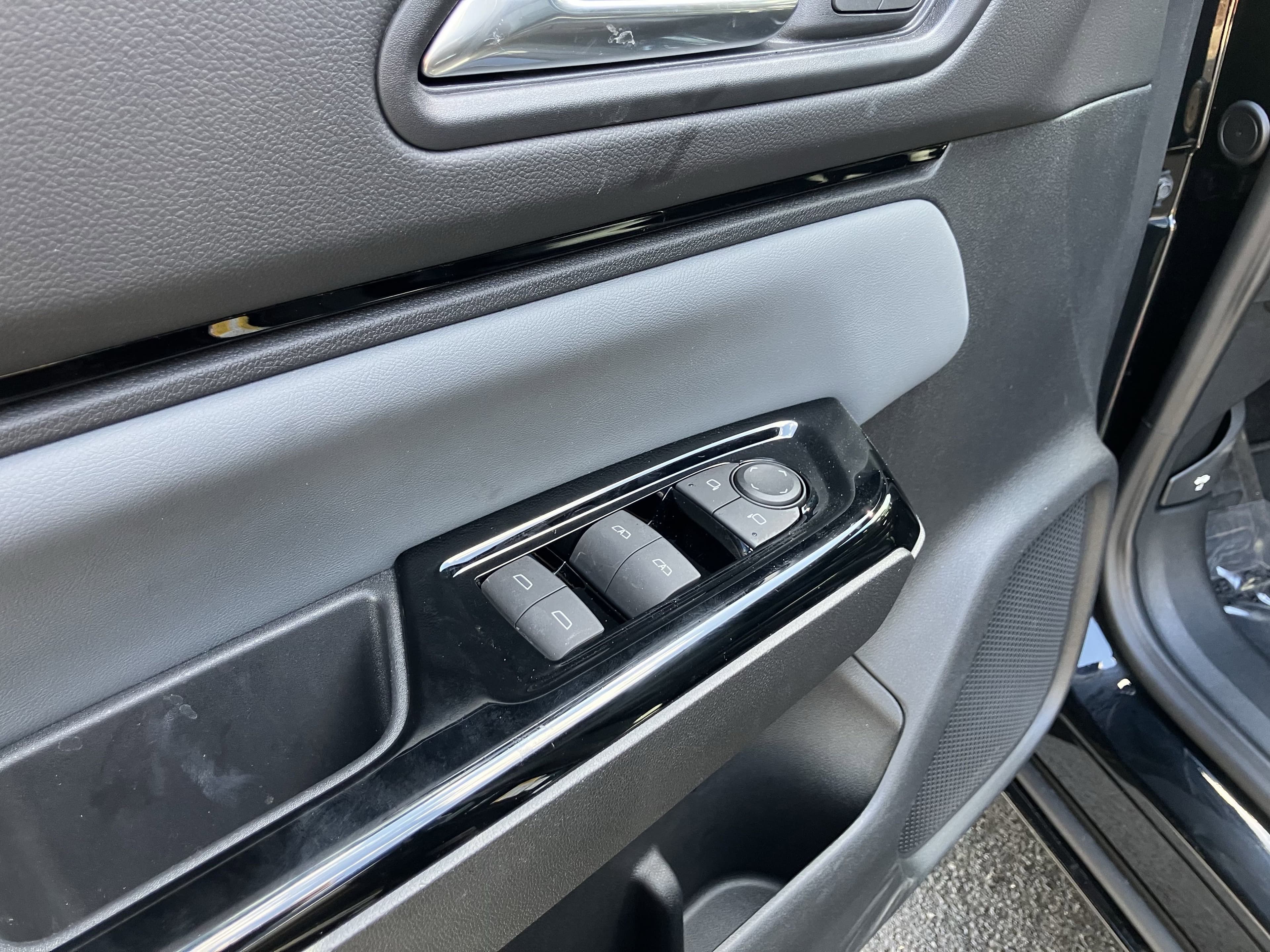 Vehicle photo 14