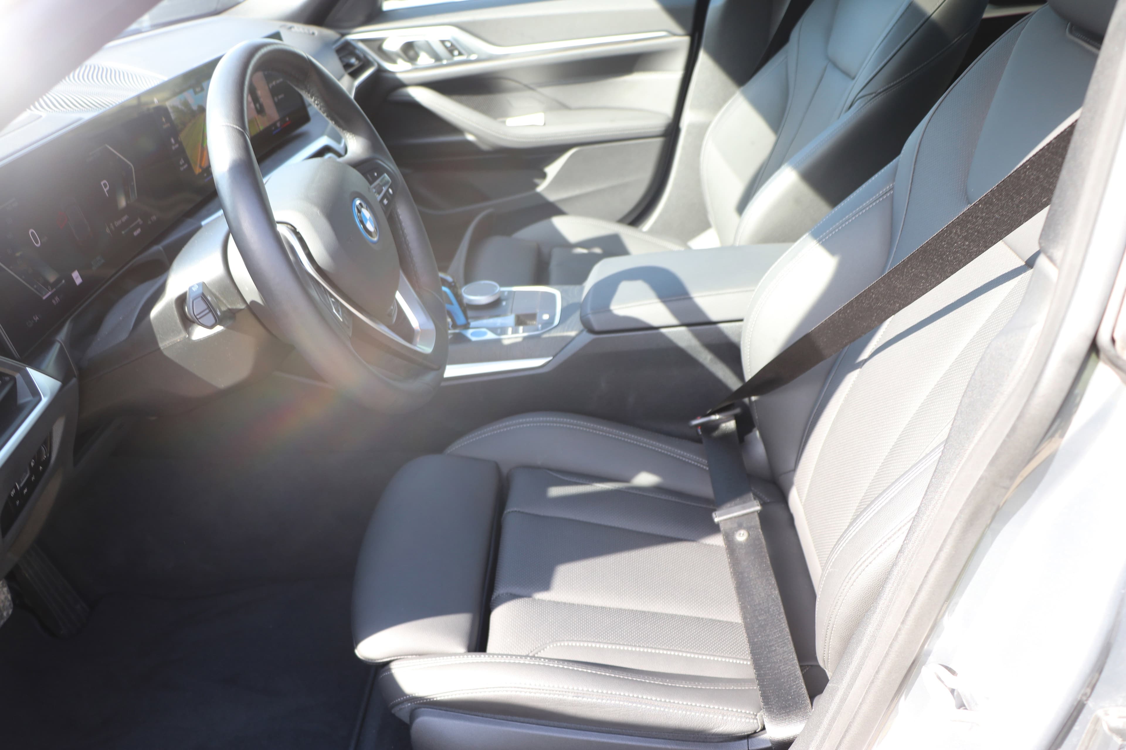 Vehicle photo 13