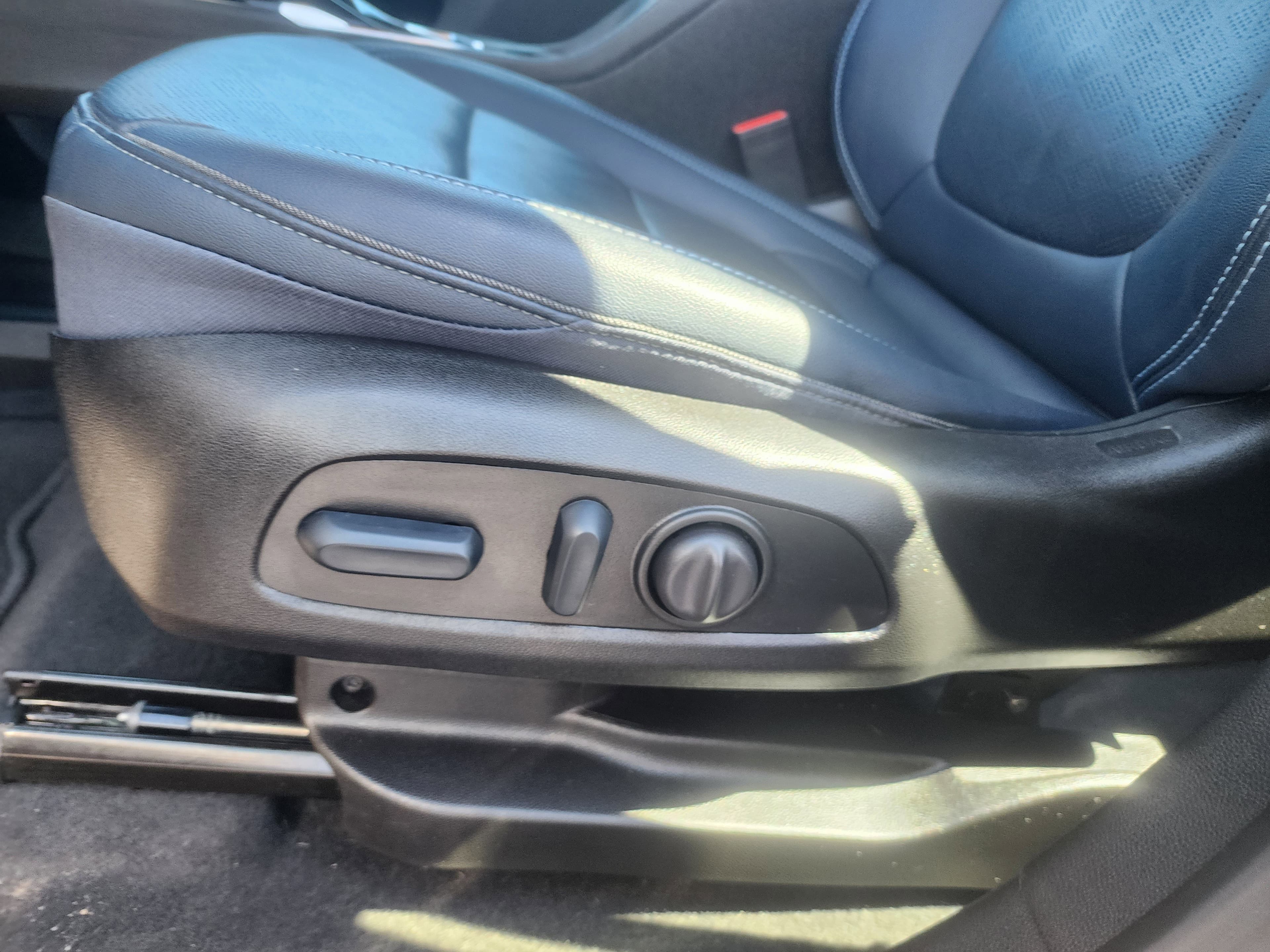 Vehicle photo 23