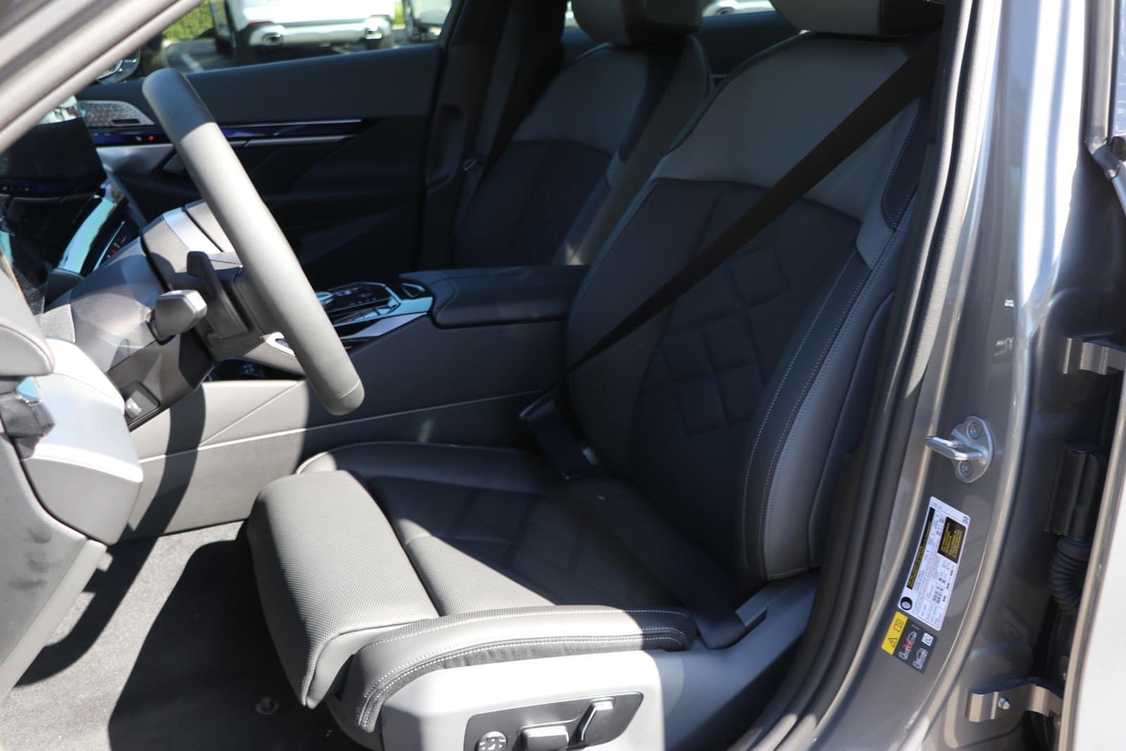 Vehicle photo 14