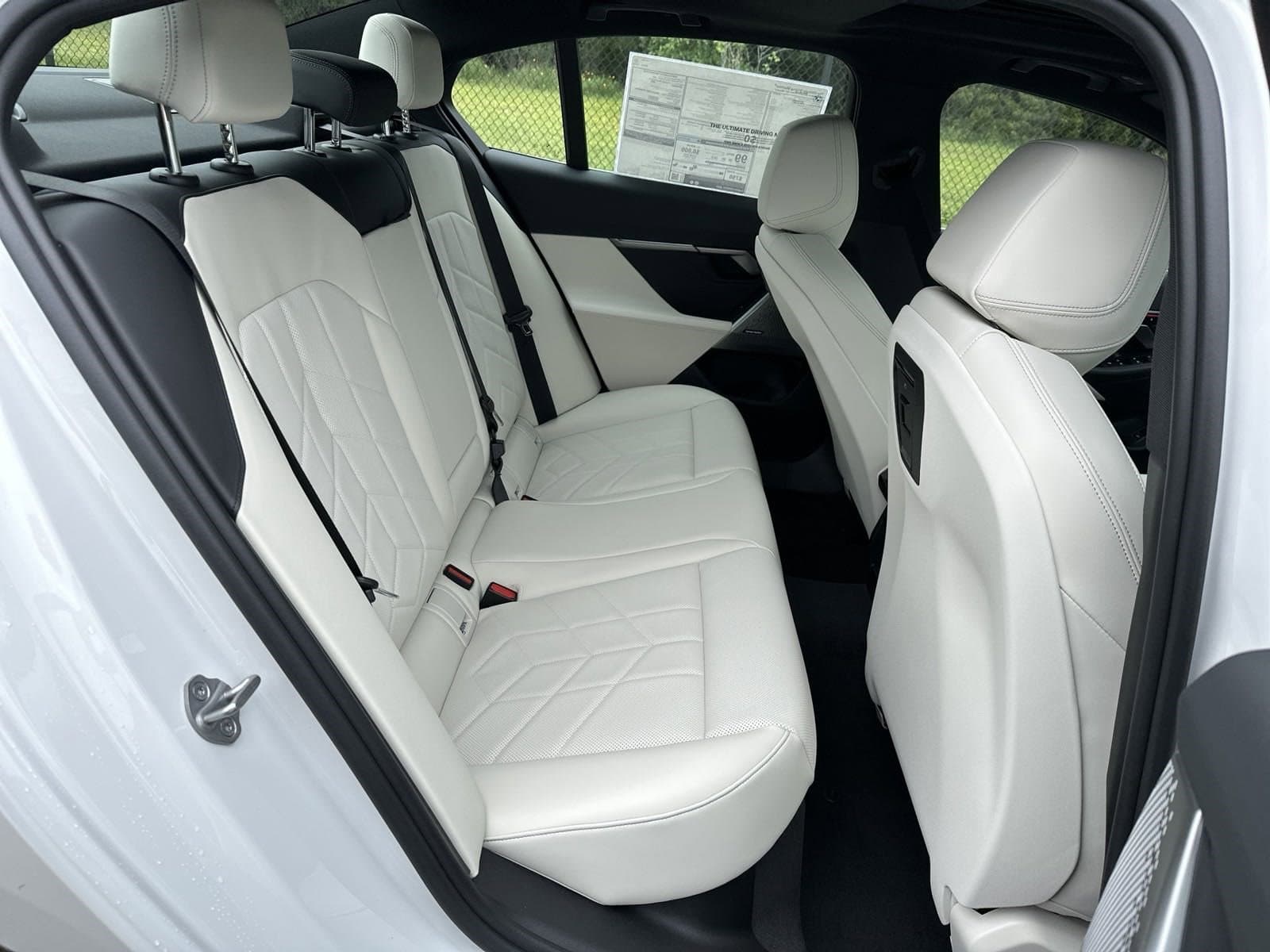 Vehicle photo 32