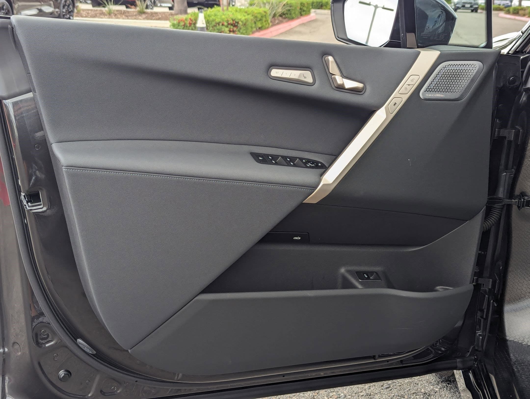 Vehicle photo 12