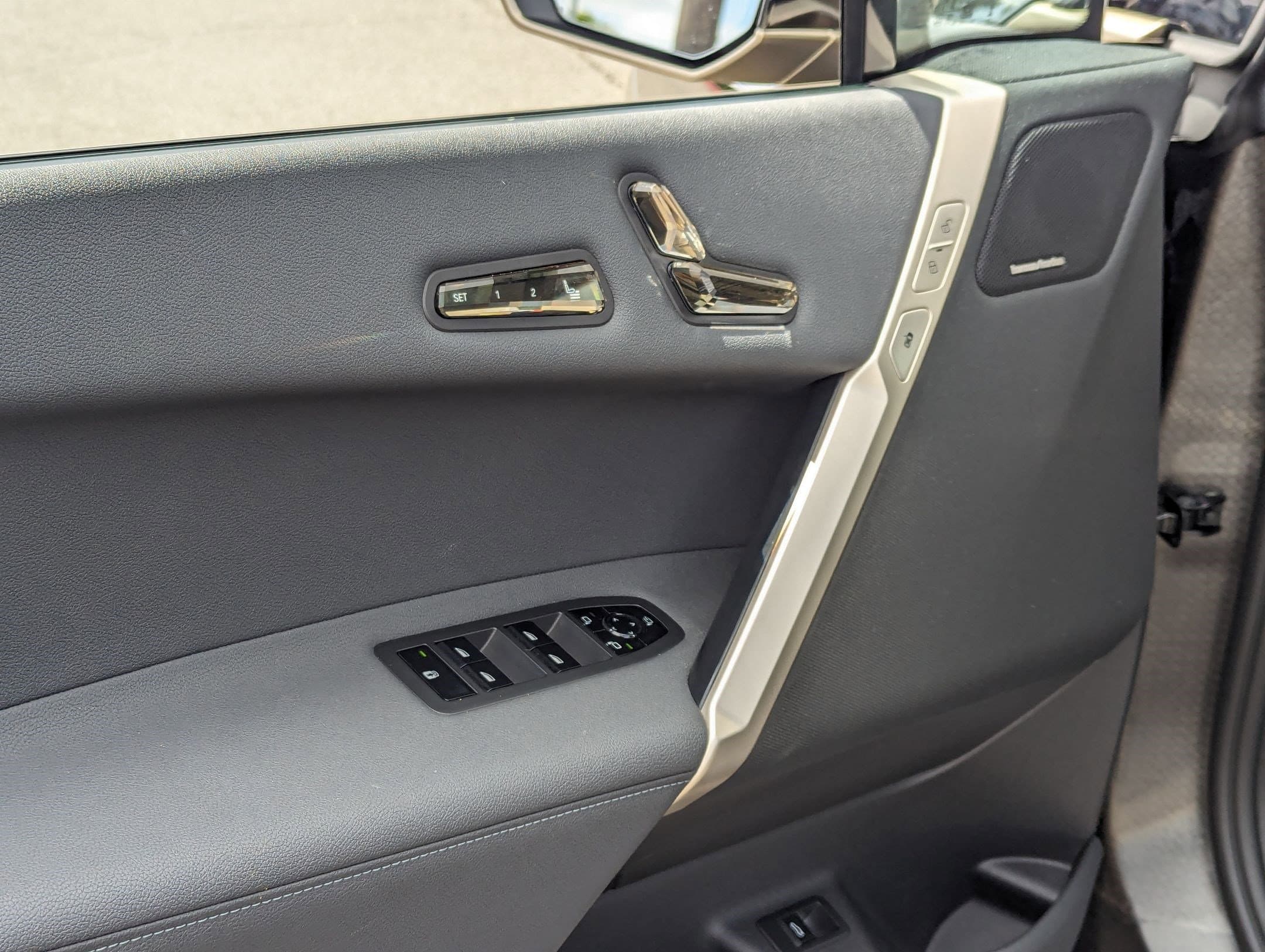 Vehicle photo 13