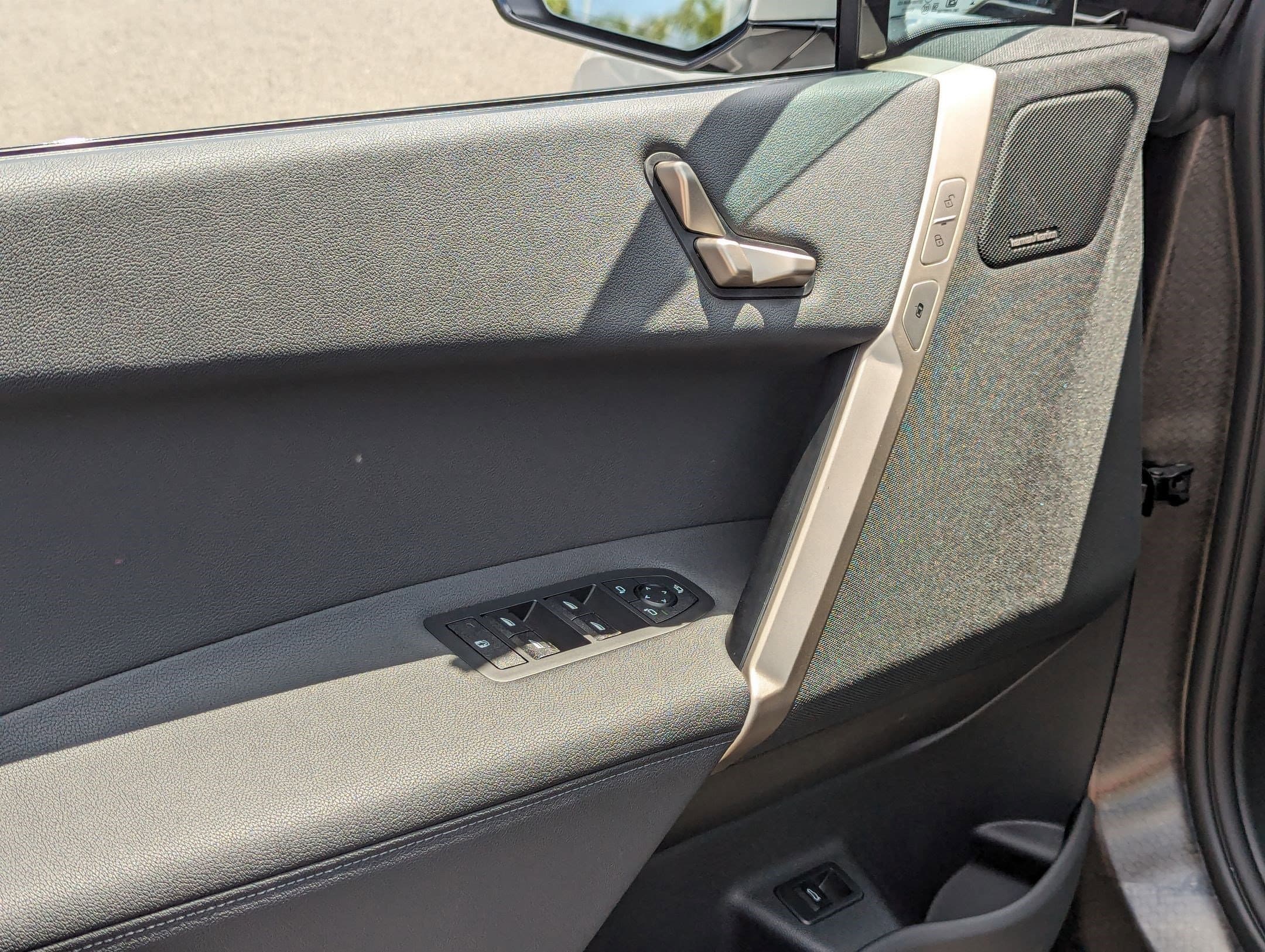 Vehicle photo 13