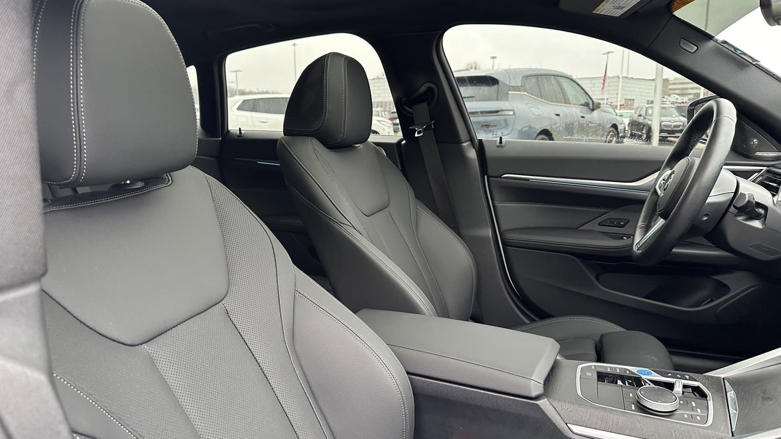 Vehicle photo 31