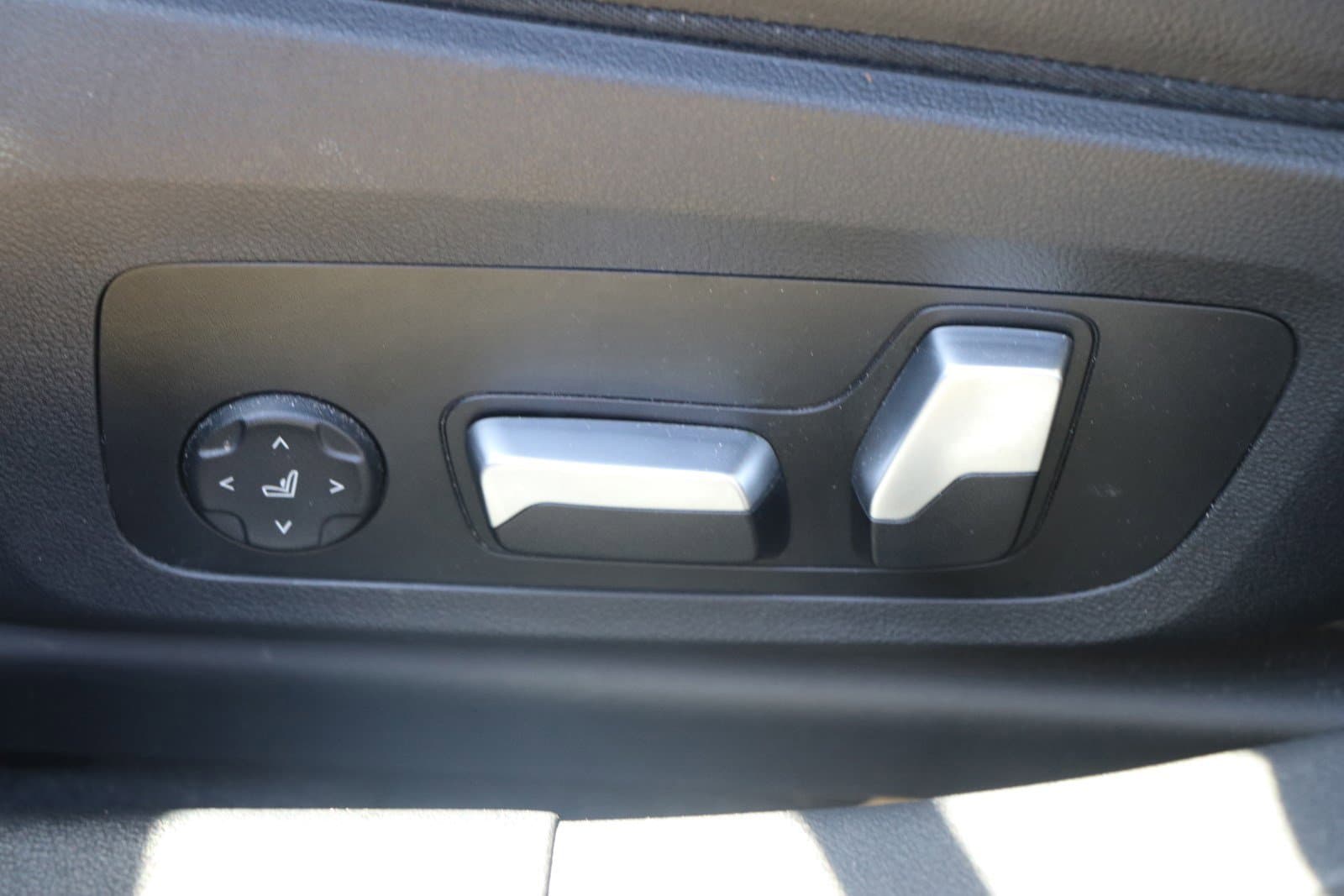 Vehicle photo 26
