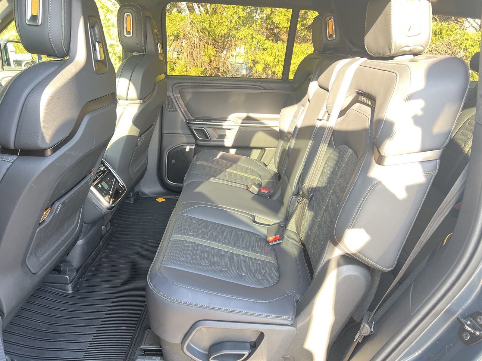 Vehicle photo 29