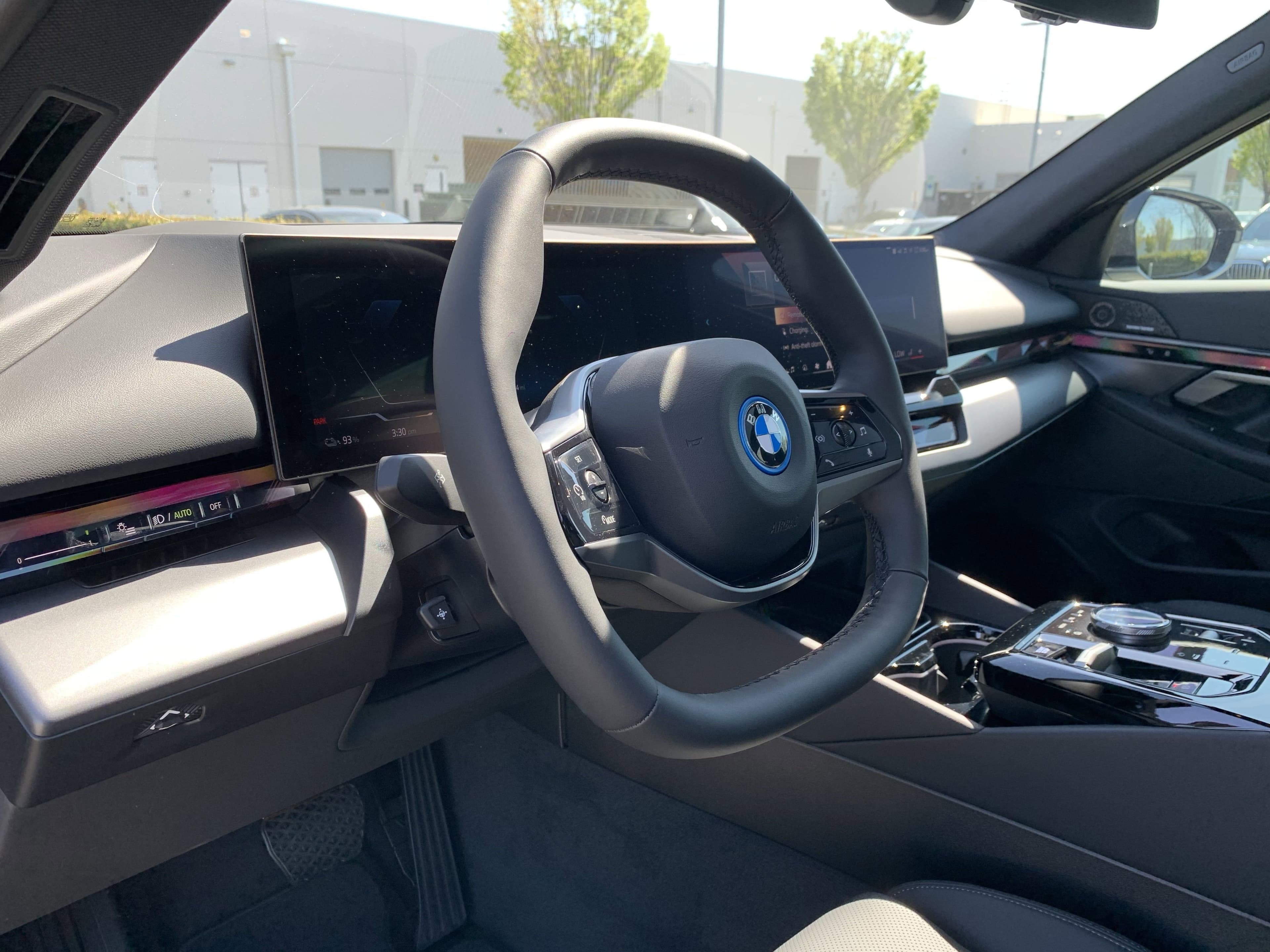Vehicle photo 13