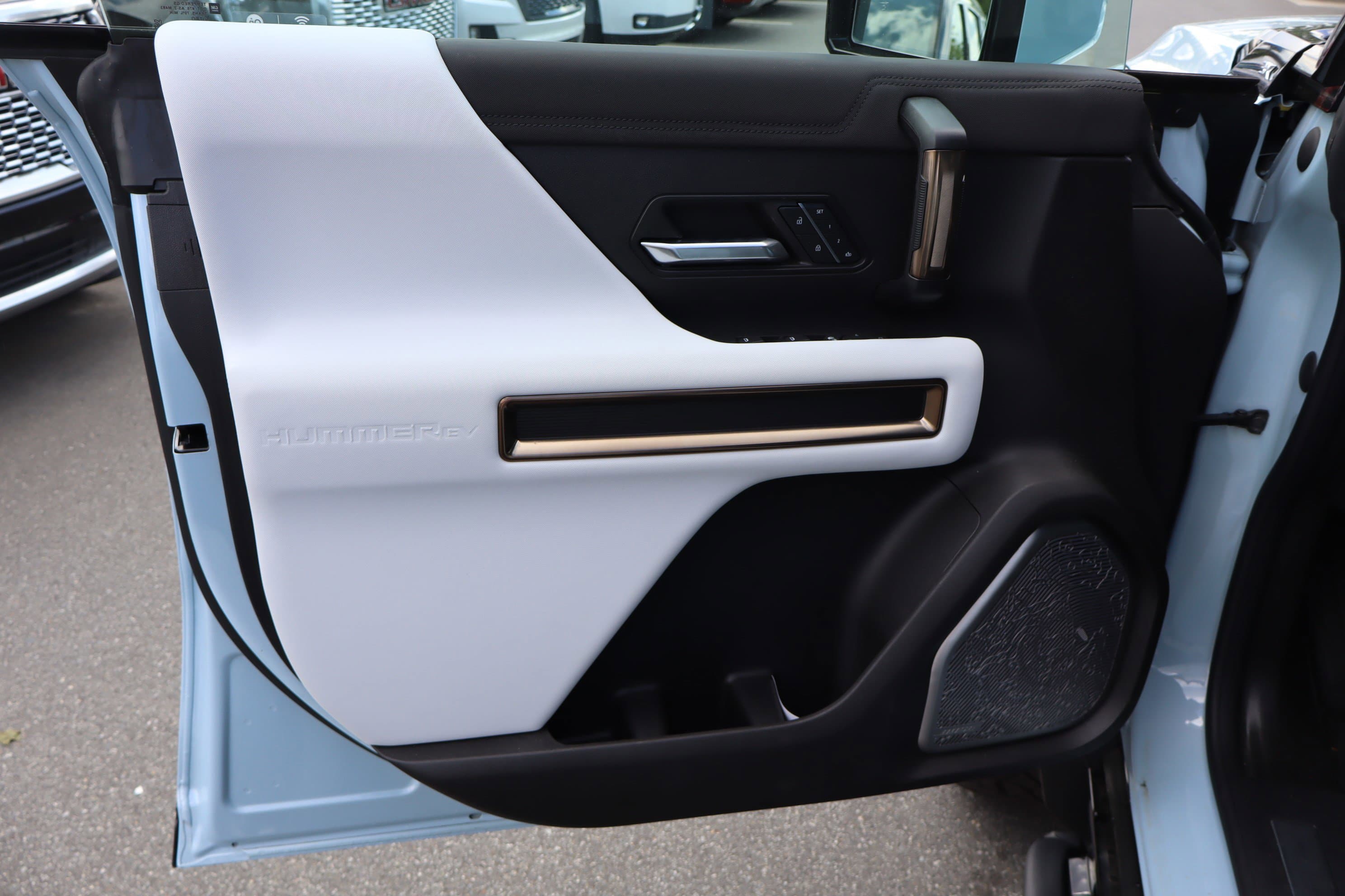 Vehicle photo 17