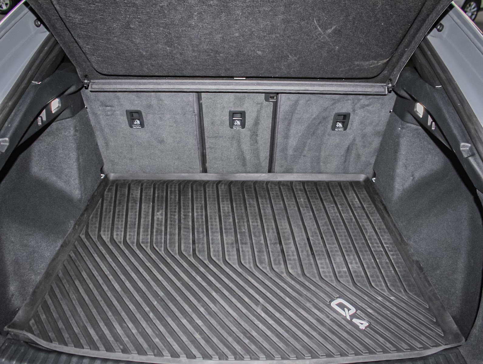 Vehicle photo 30