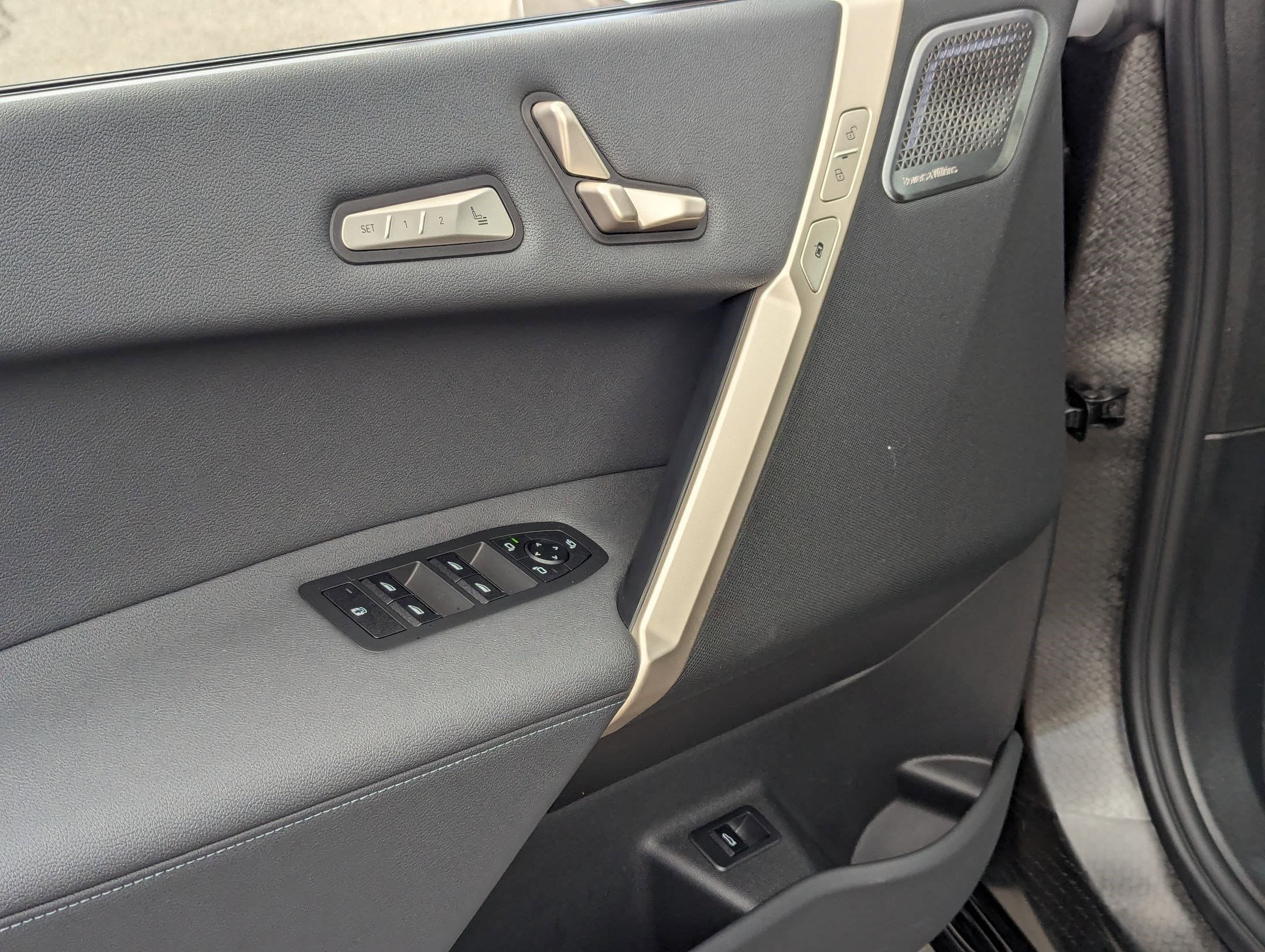 Vehicle photo 13
