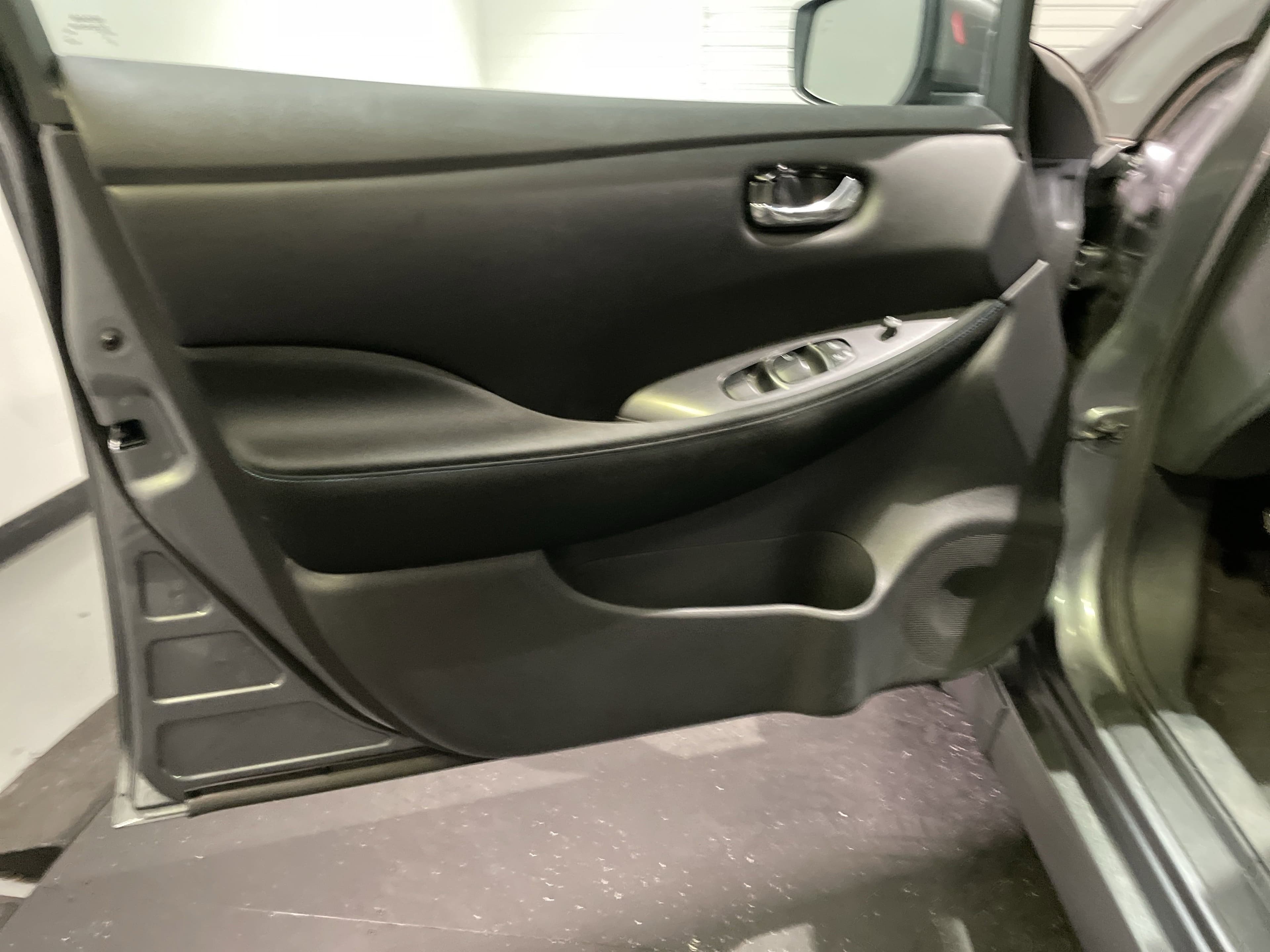 Vehicle photo 12