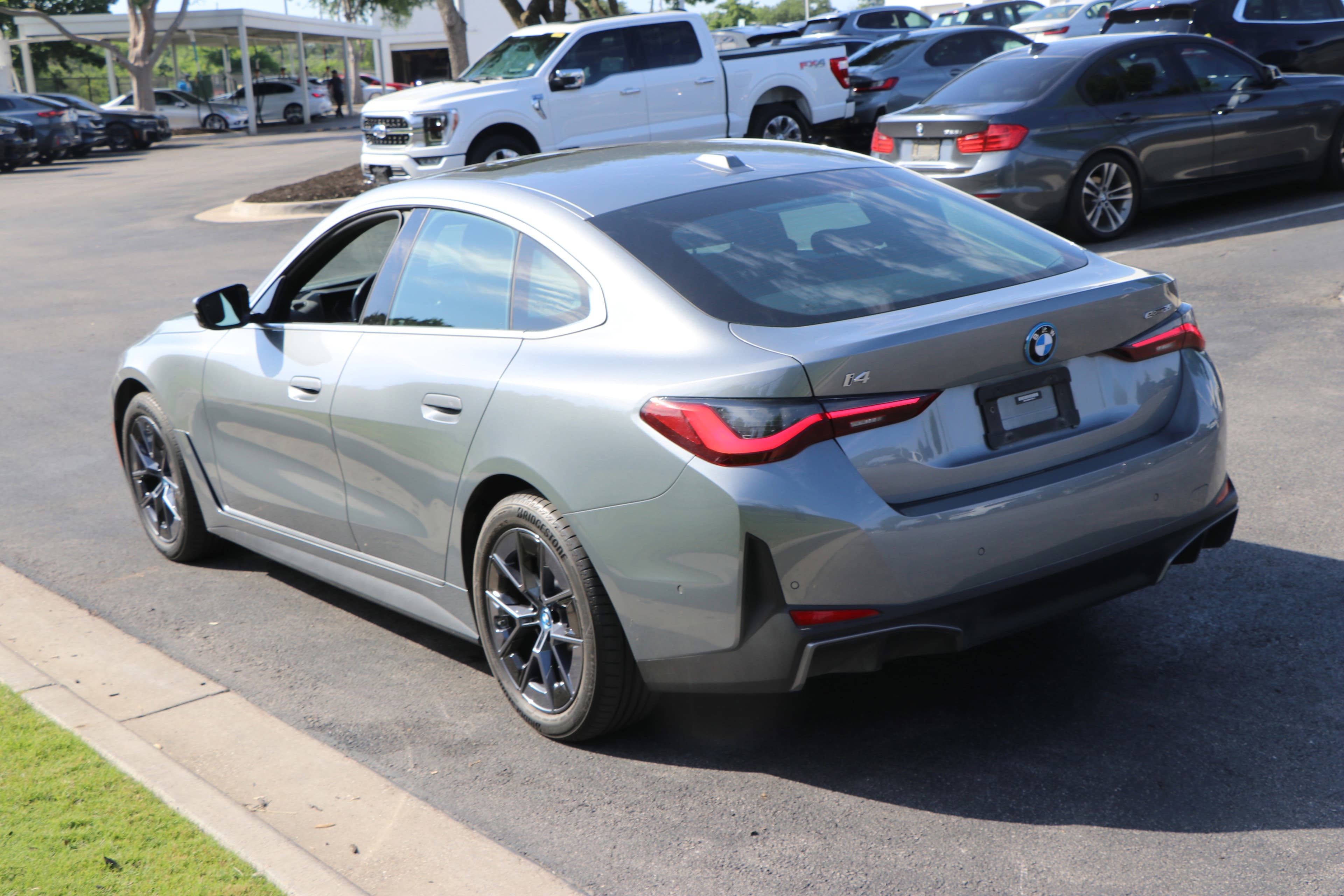 Vehicle photo 11