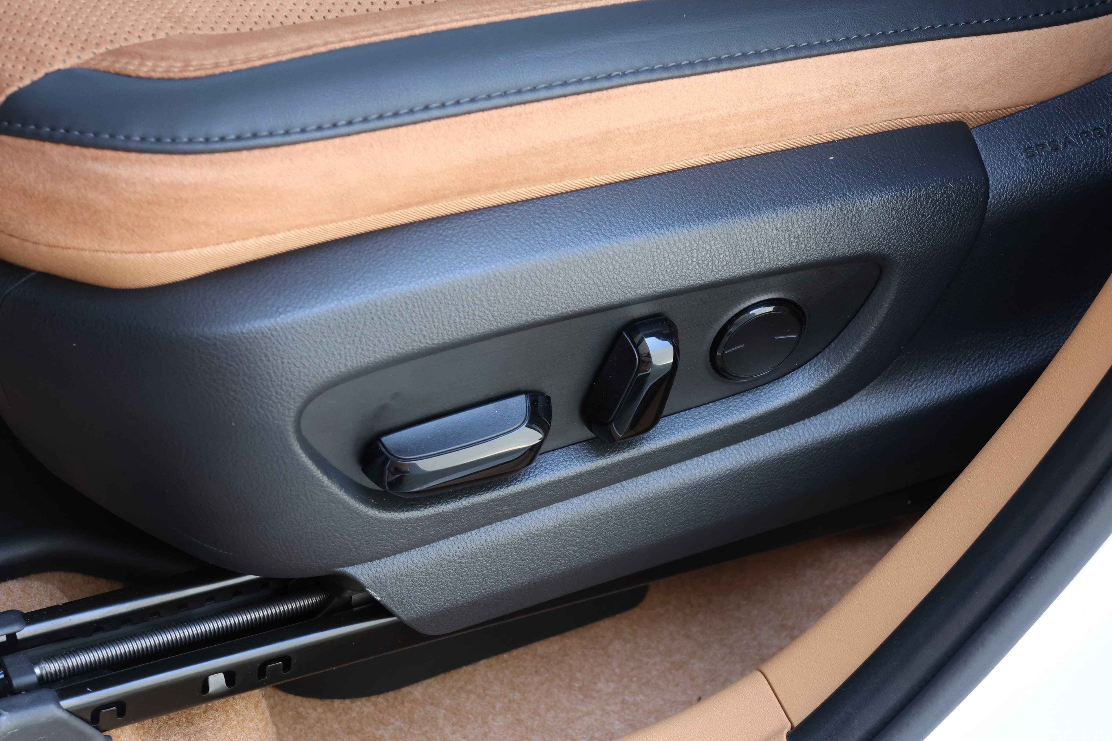 Vehicle photo 30