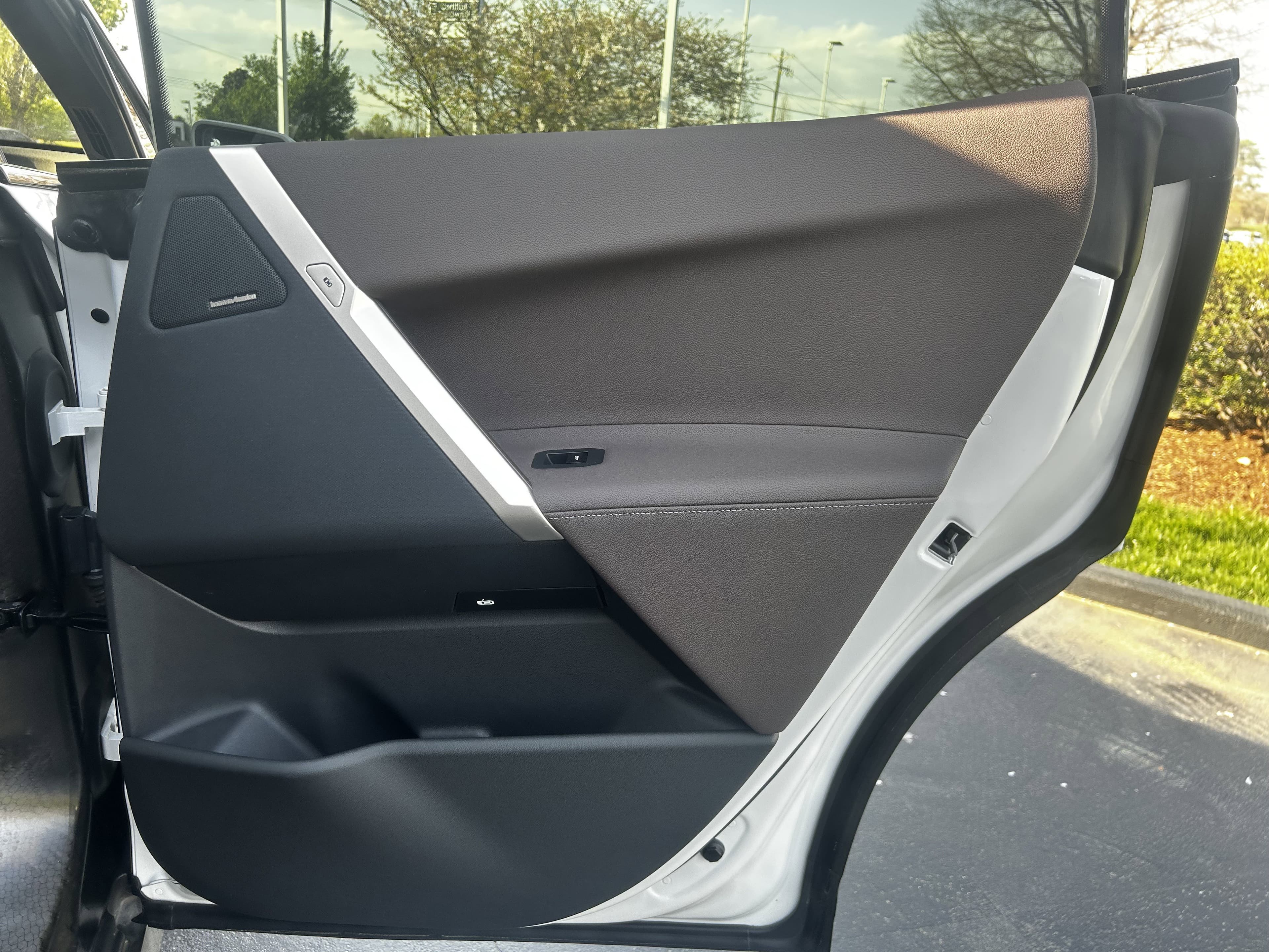 Vehicle photo 28