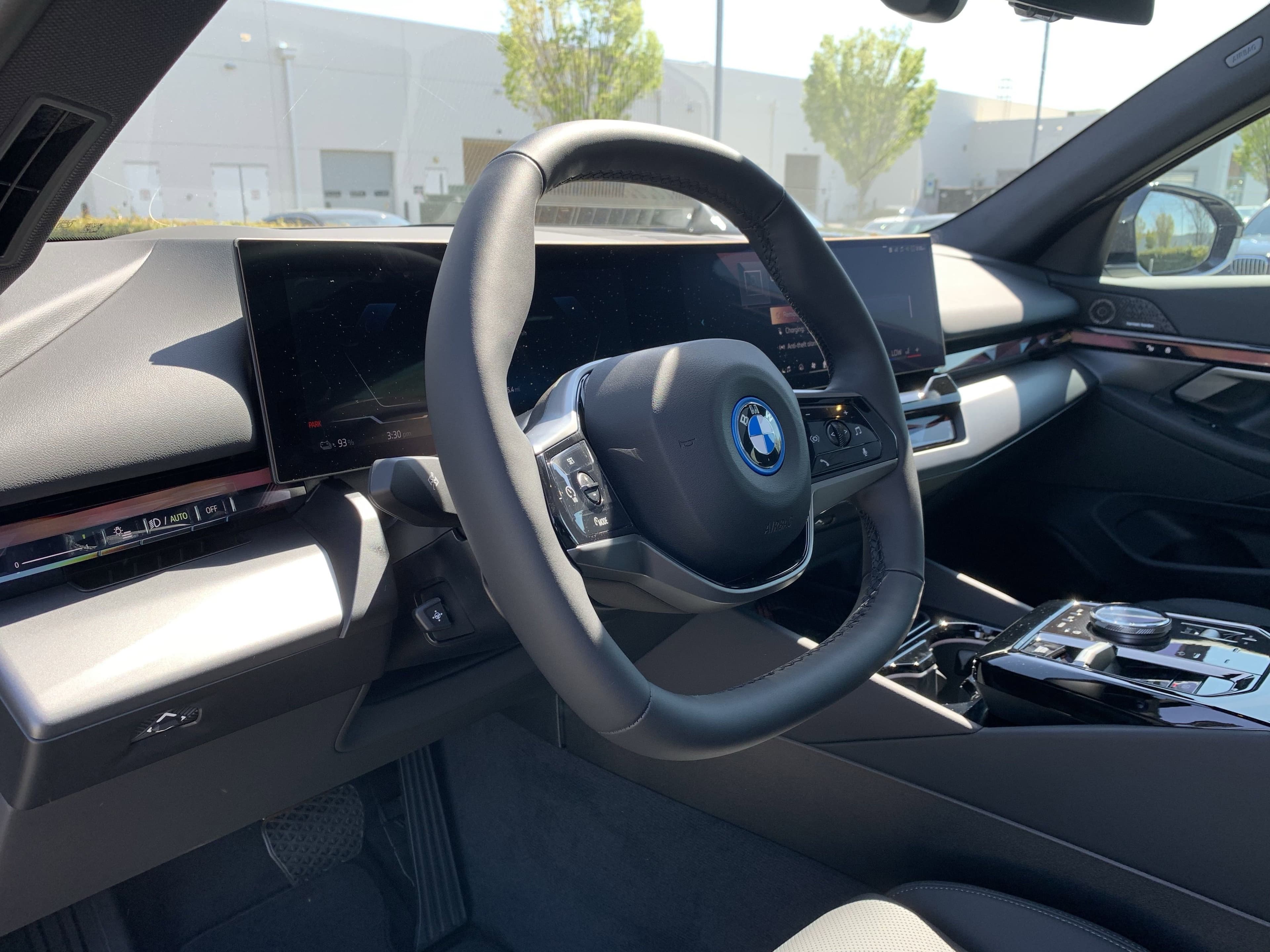 Vehicle photo 14