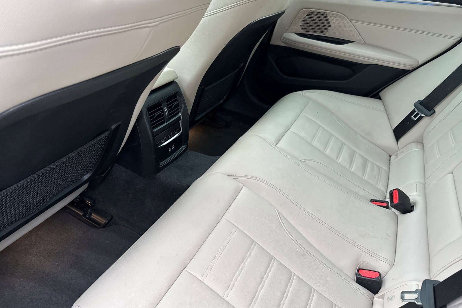 Vehicle photo 13