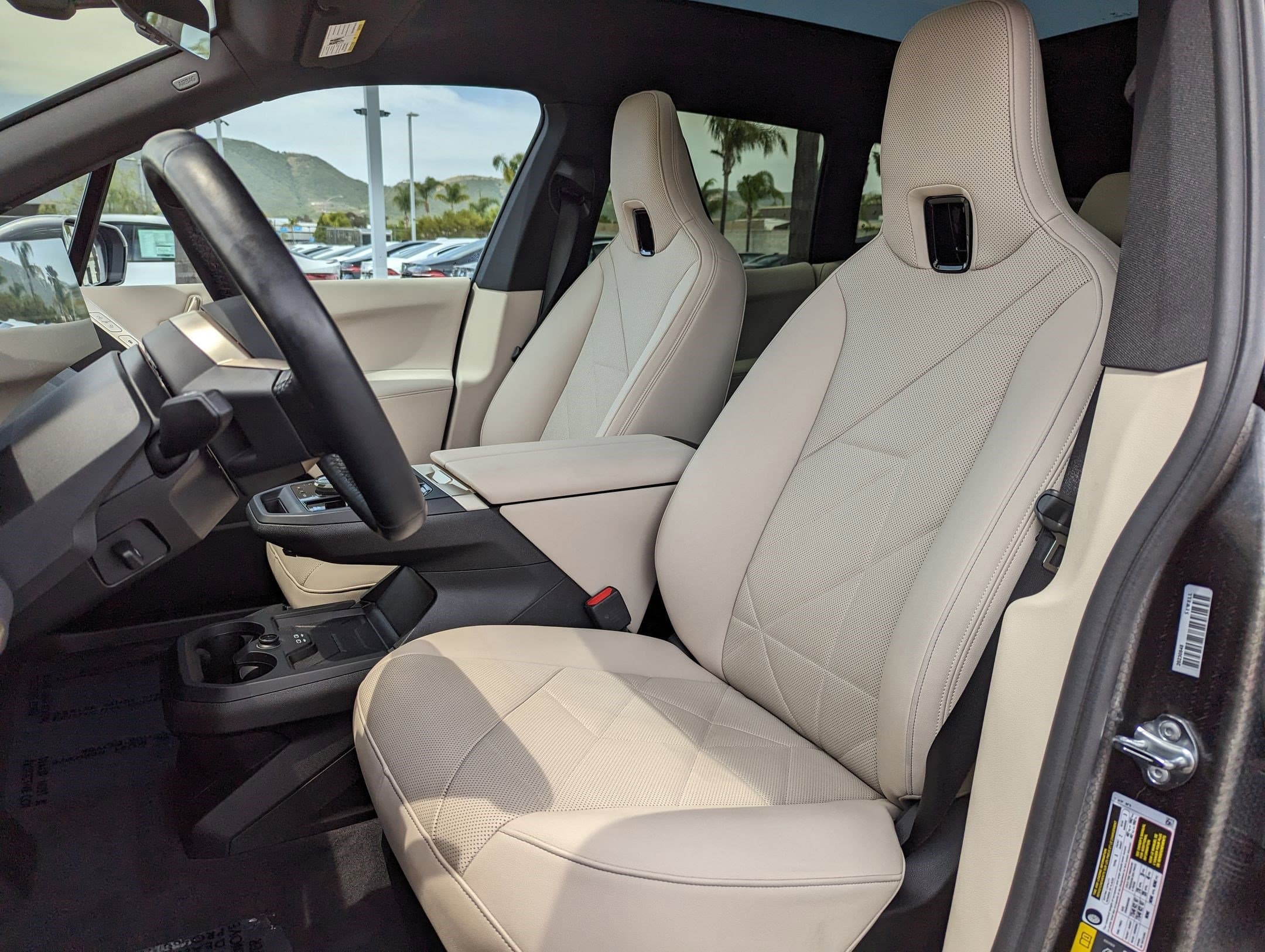 Vehicle photo 14