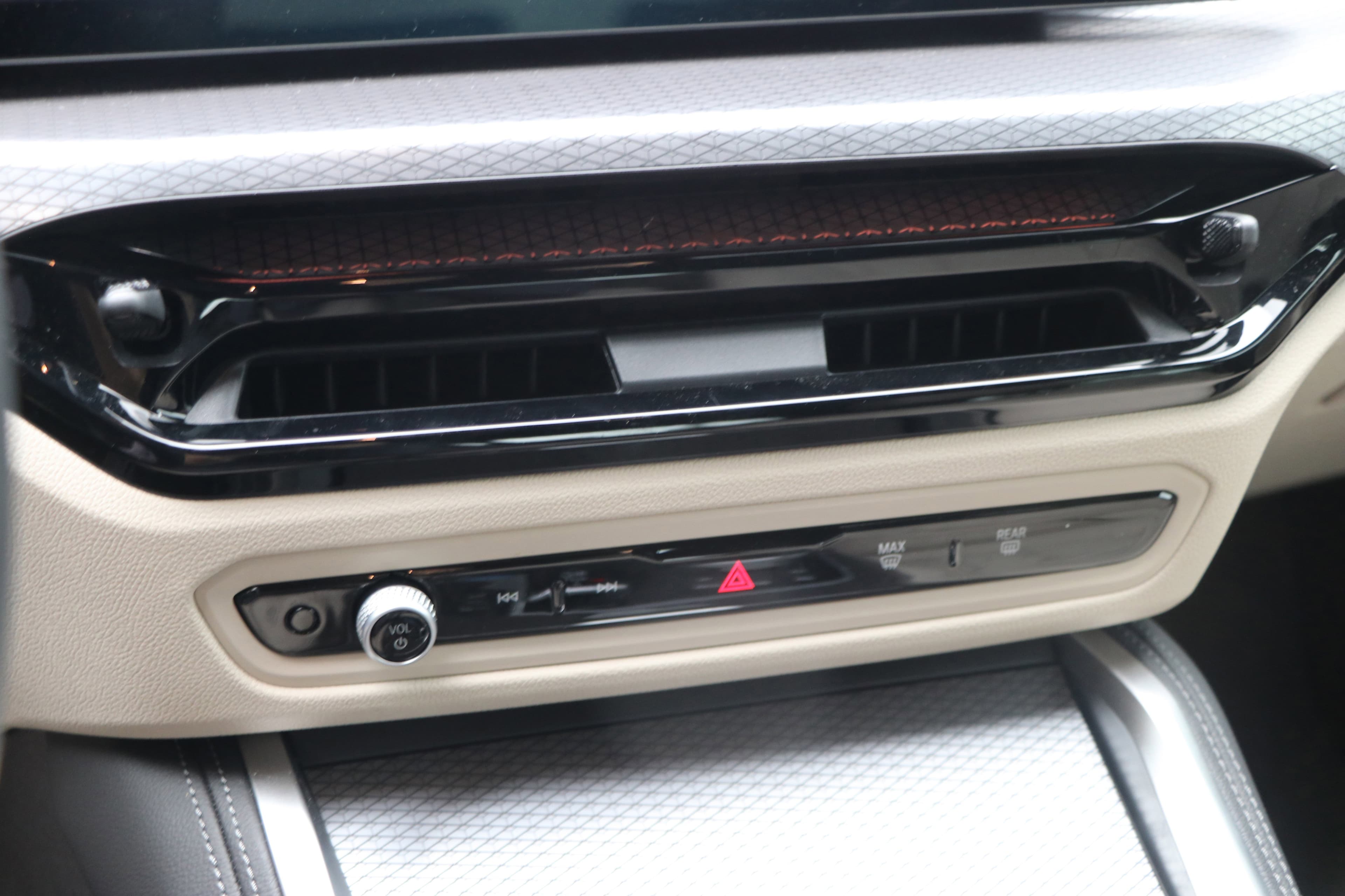 Vehicle photo 21