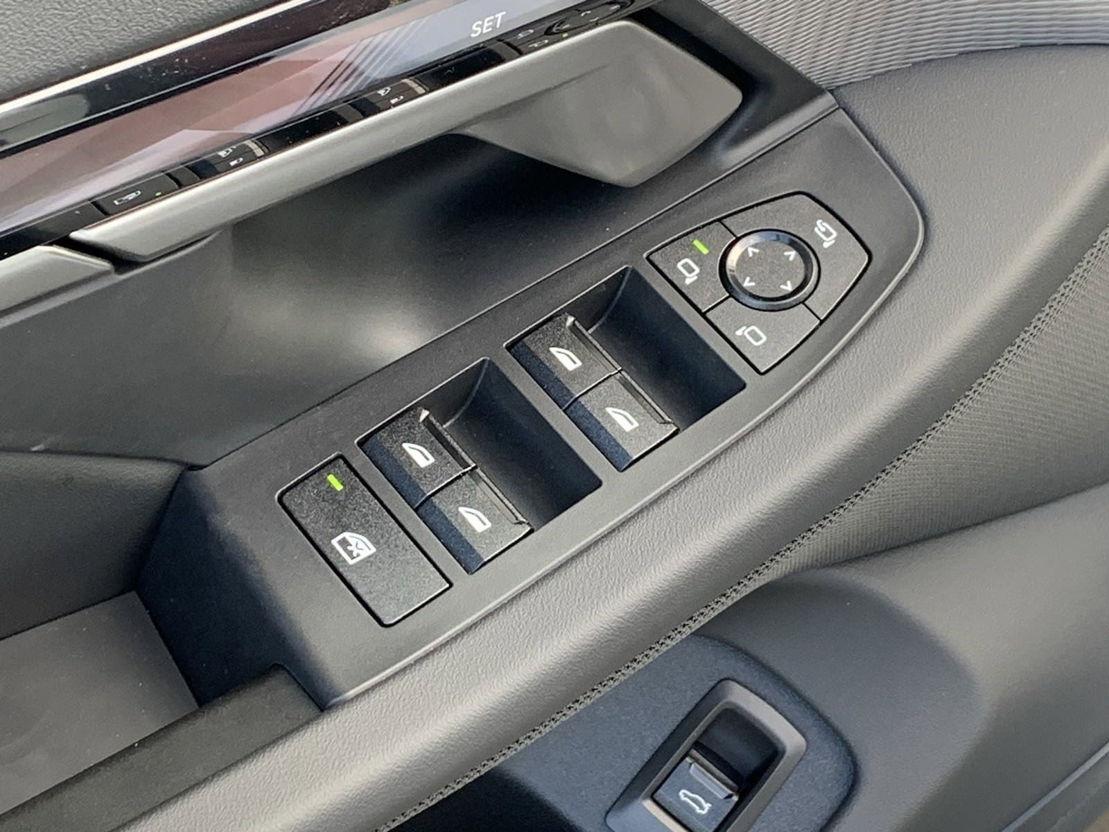 Vehicle photo 12