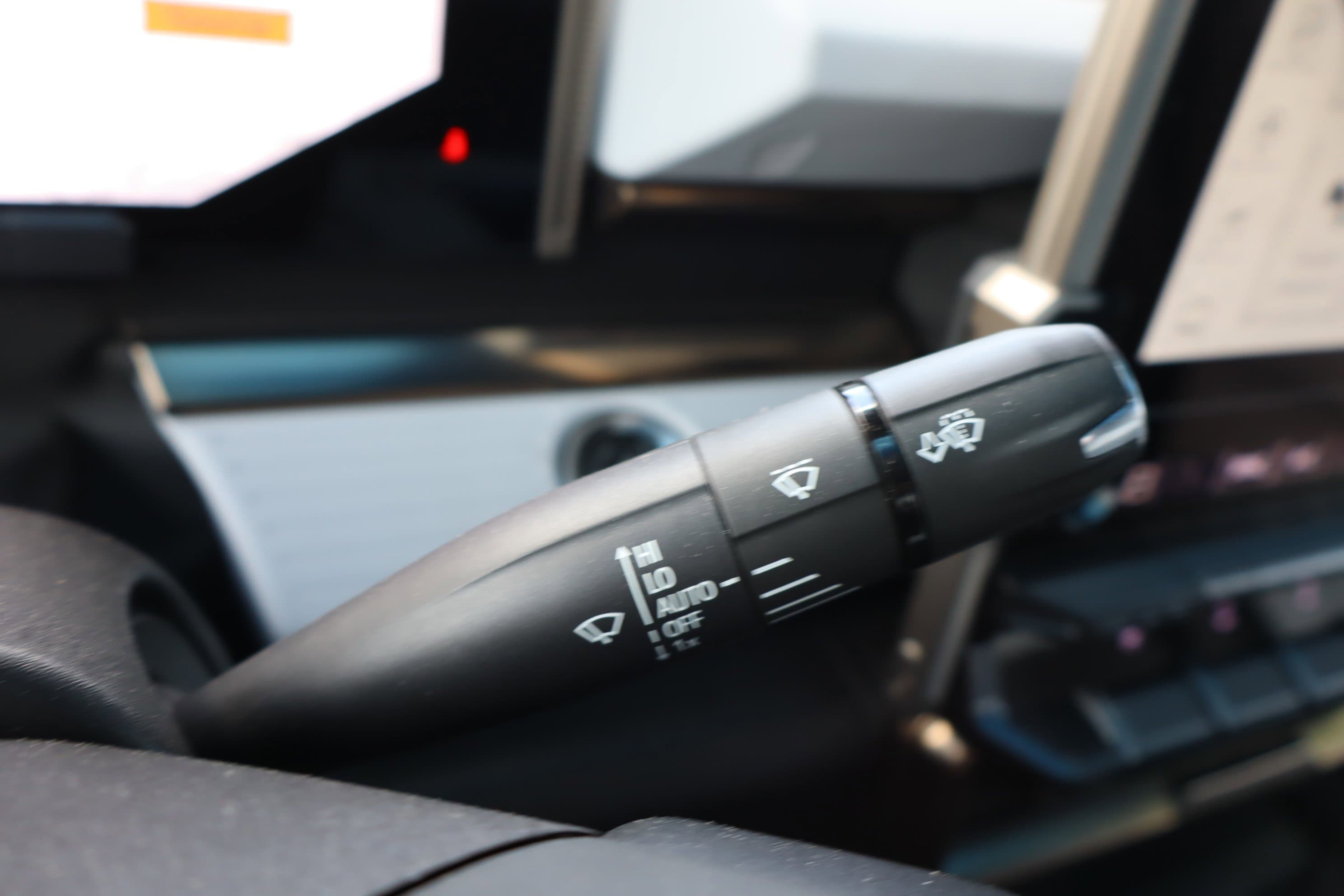 Vehicle photo 26