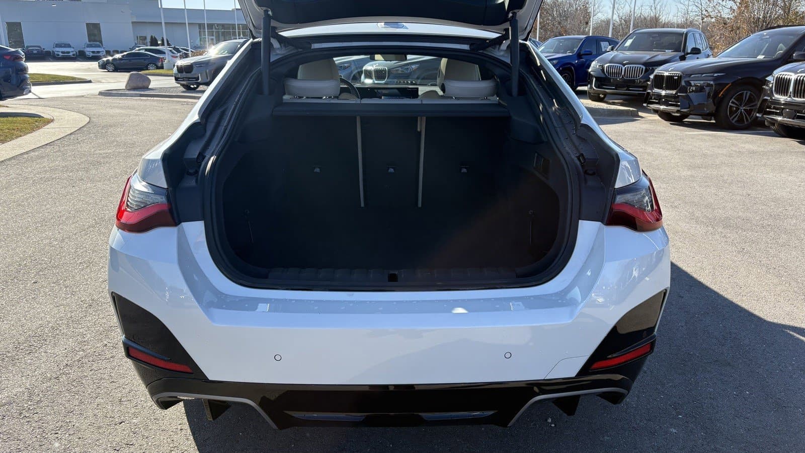 Vehicle photo 29