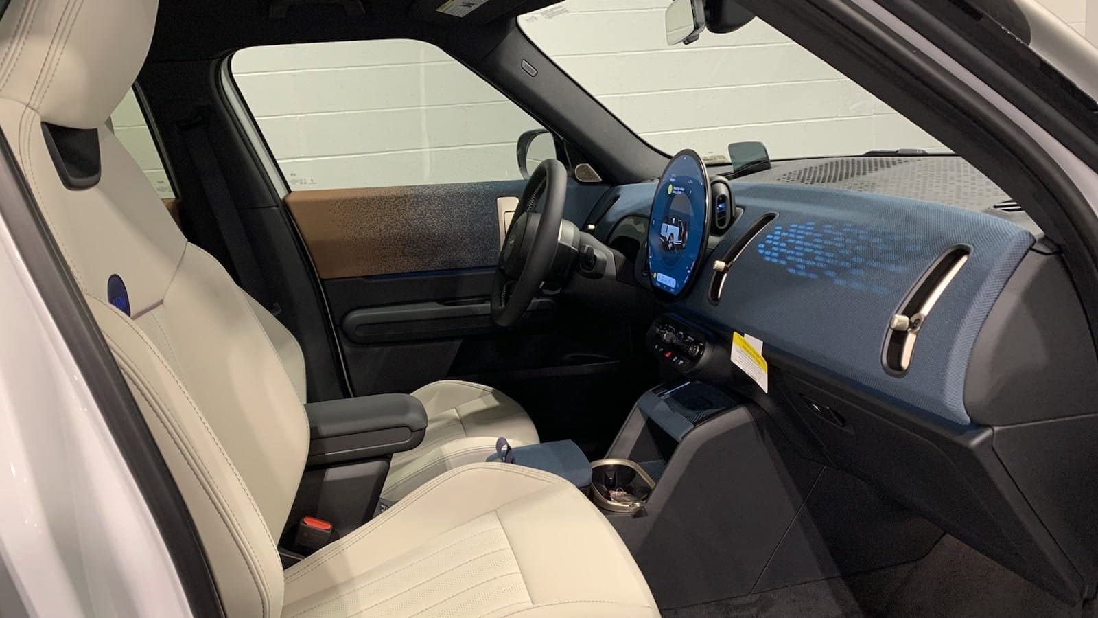 Vehicle photo 23