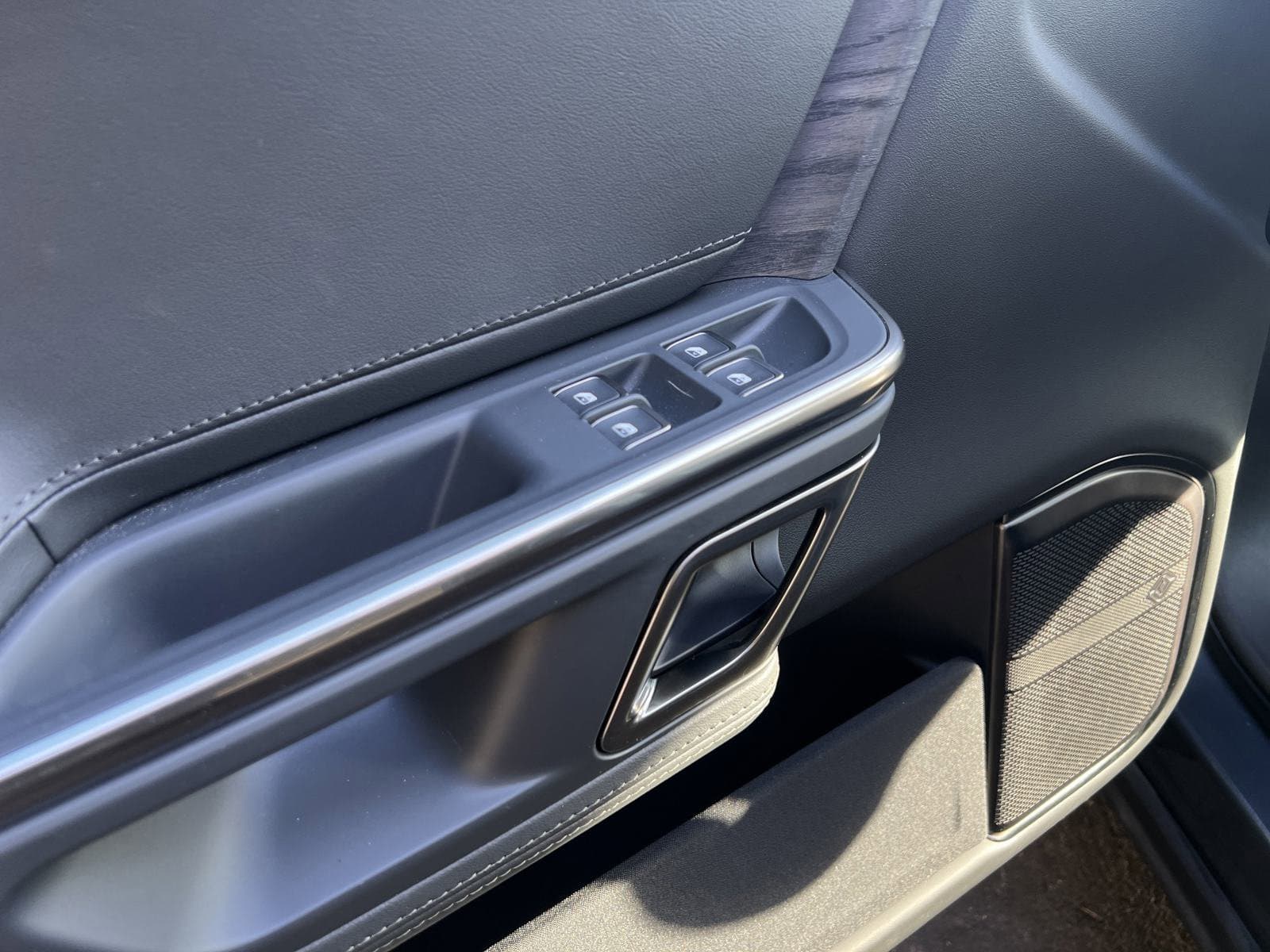 Vehicle photo 13