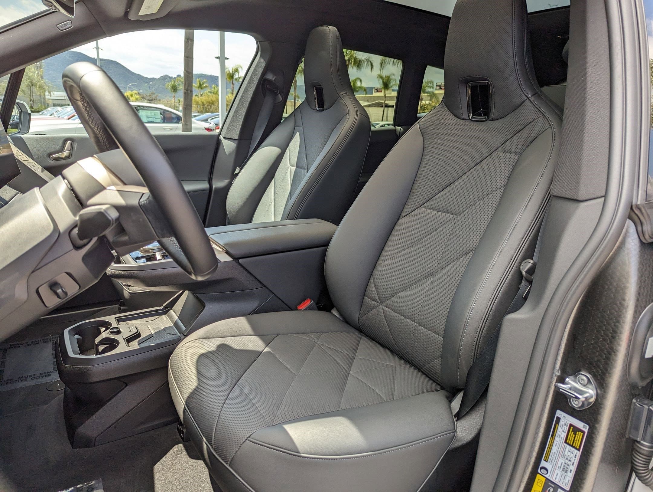 Vehicle photo 14